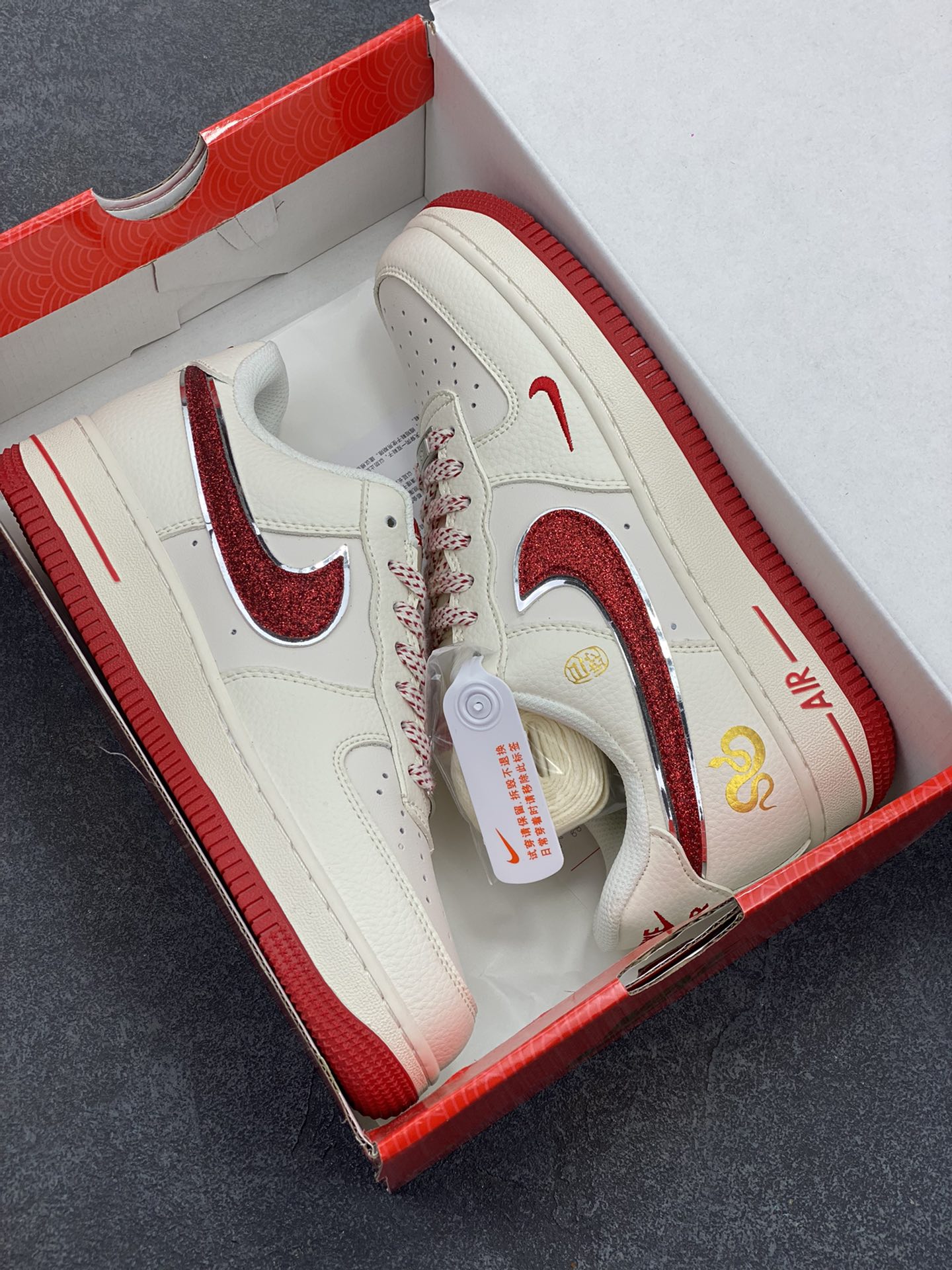 图片[9]-NIke Air Force 1 \’07 Low “蛇年”空军一号 低帮 运动鞋 休闲鞋 折边针车 工艺难度大 原楦头原纸板 原装鞋盒 定制五金配件 内置全掌气垫 原厂鞋底 货号：QY6818-601 尺码：36 36.5 37.5 38 38.5 39 40 40.5 41 42 42.5 43 44 44.5 45-选品中心