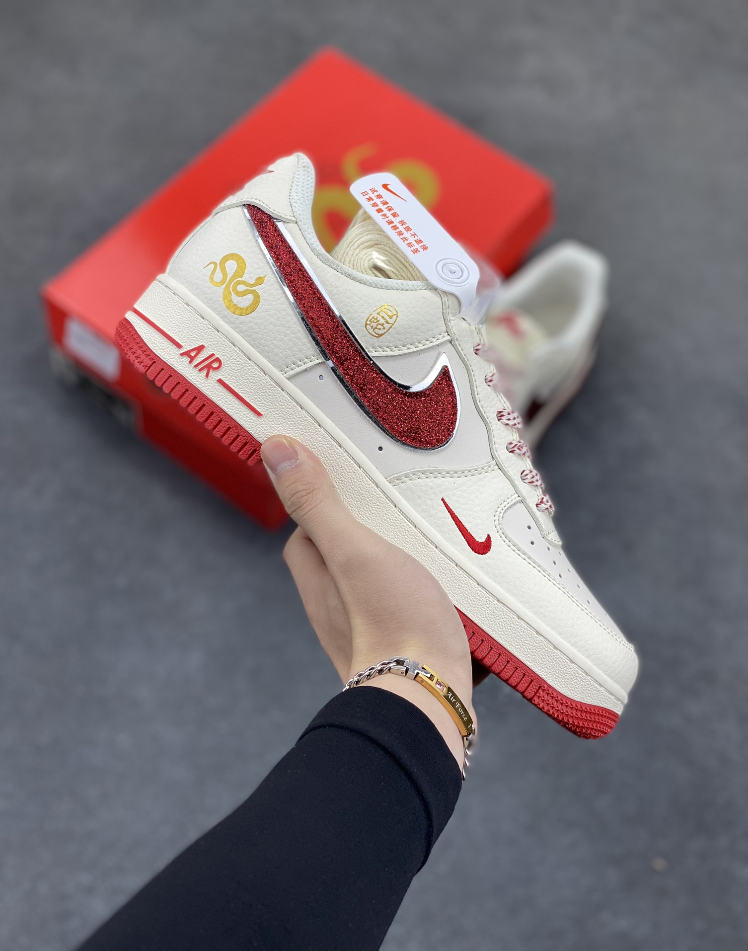 NIke Air Force 1 \’07 Low “蛇年”空军一号 低帮 运动鞋 休闲鞋 折边针车 工艺难度大 原楦头原纸板 原装鞋盒 定制五金配件 内置全掌气垫 原厂鞋底 货号:QY6818-601 尺码:36 36.5 37.5 38 38.5 39 40 40.5 41 42 42.5 43 44 44.5 45-选品中心