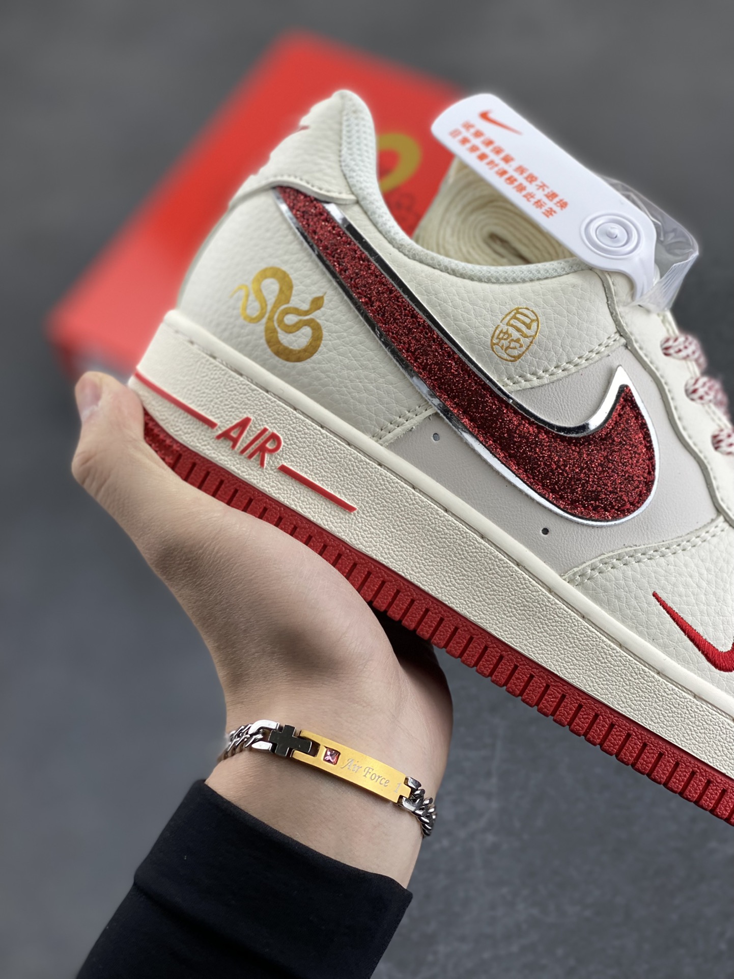 图片[6]-NIke Air Force 1 \’07 Low “蛇年”空军一号 低帮 运动鞋 休闲鞋 折边针车 工艺难度大 原楦头原纸板 原装鞋盒 定制五金配件 内置全掌气垫 原厂鞋底 货号：QY6818-601 尺码：36 36.5 37.5 38 38.5 39 40 40.5 41 42 42.5 43 44 44.5 45-选品中心