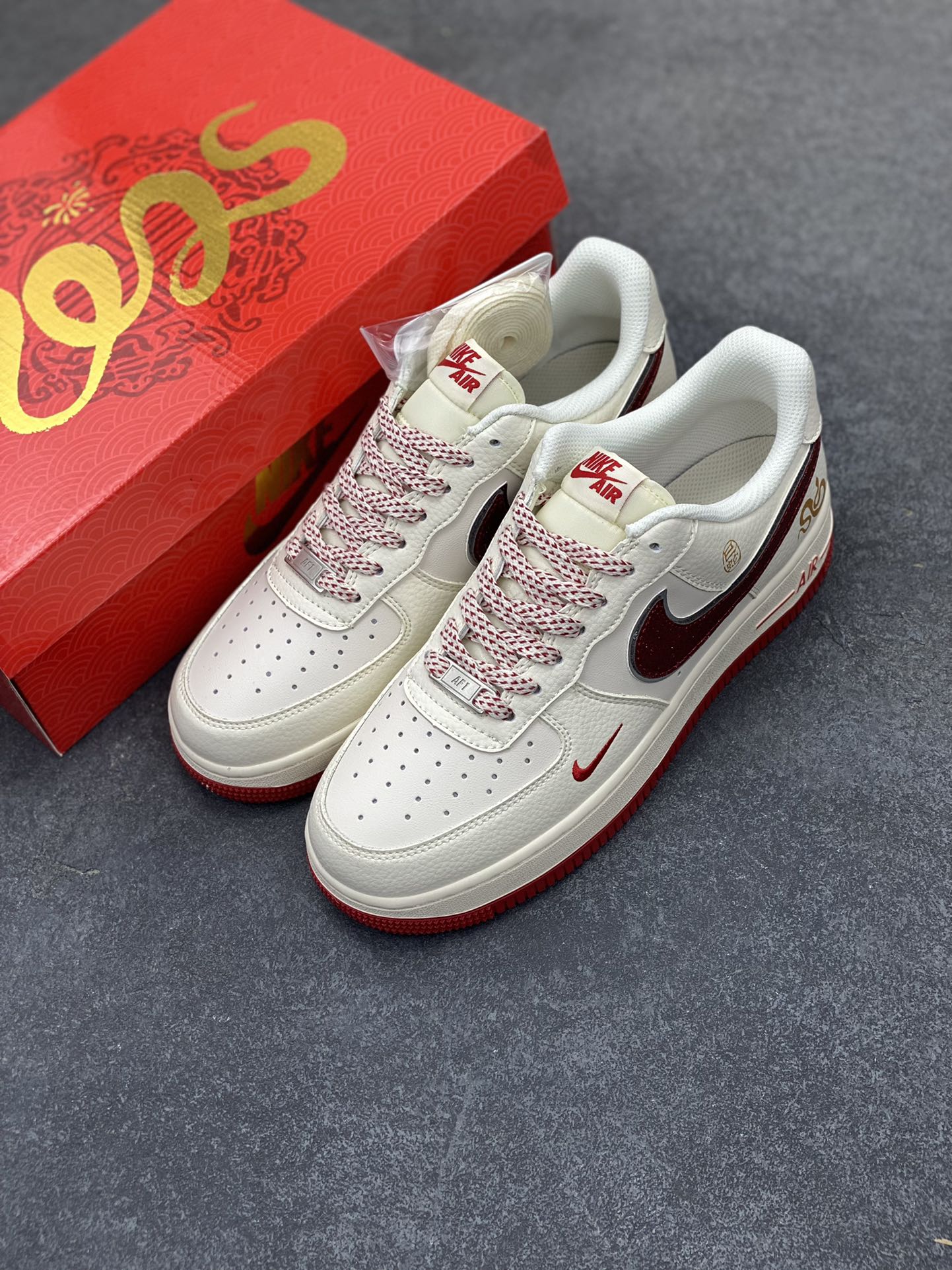 图片[8]-NIke Air Force 1 \’07 Low “蛇年”空军一号 低帮 运动鞋 休闲鞋 折边针车 工艺难度大 原楦头原纸板 原装鞋盒 定制五金配件 内置全掌气垫 原厂鞋底 货号：QY6818-601 尺码：36 36.5 37.5 38 38.5 39 40 40.5 41 42 42.5 43 44 44.5 45-选品中心