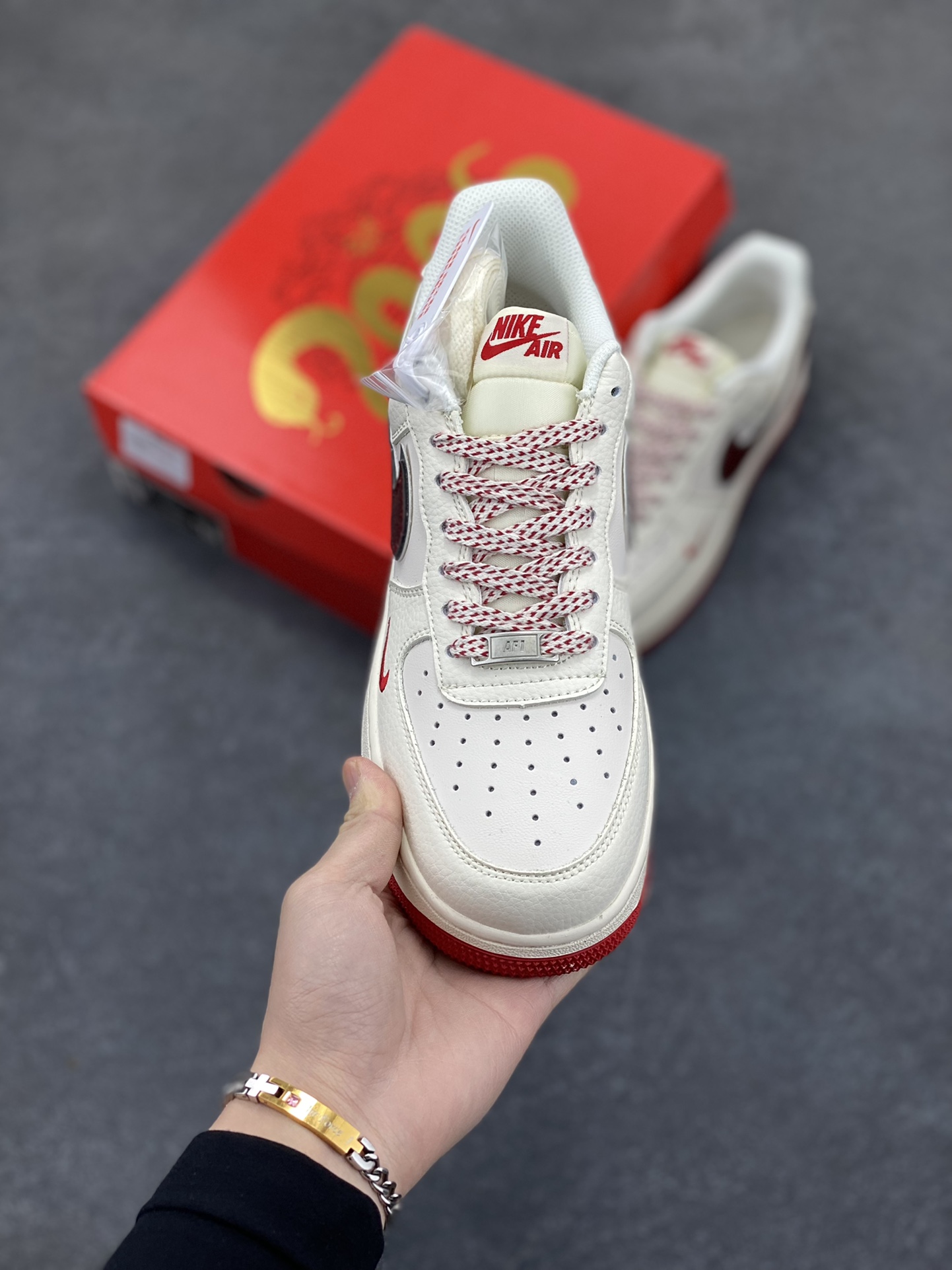 图片[2]-NIke Air Force 1 \’07 Low “蛇年”空军一号 低帮 运动鞋 休闲鞋 折边针车 工艺难度大 原楦头原纸板 原装鞋盒 定制五金配件 内置全掌气垫 原厂鞋底 货号：QY6818-601 尺码：36 36.5 37.5 38 38.5 39 40 40.5 41 42 42.5 43 44 44.5 45-选品中心