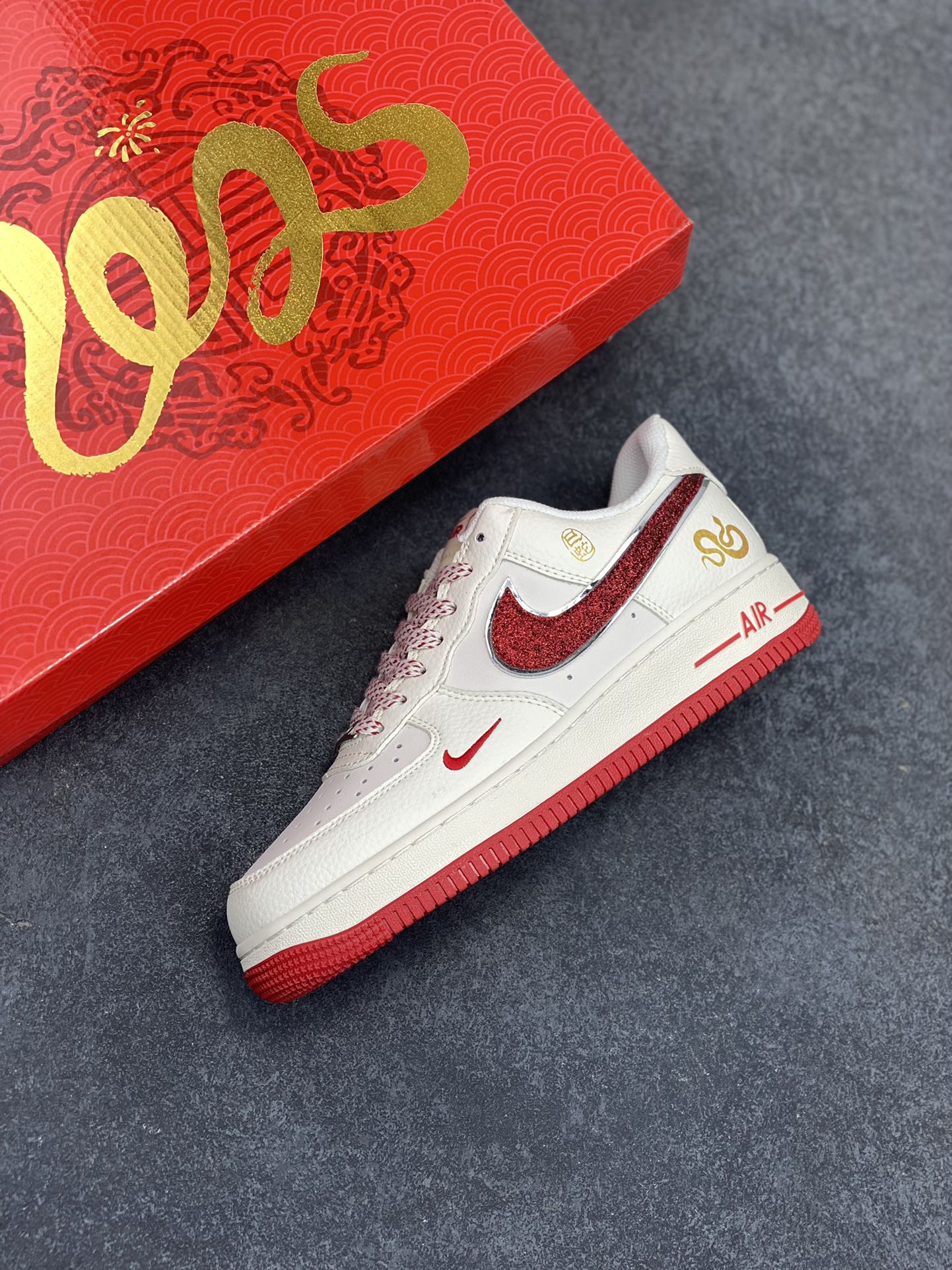 图片[7]-NIke Air Force 1 \’07 Low “蛇年”空军一号 低帮 运动鞋 休闲鞋 折边针车 工艺难度大 原楦头原纸板 原装鞋盒 定制五金配件 内置全掌气垫 原厂鞋底 货号：QY6818-601 尺码：36 36.5 37.5 38 38.5 39 40 40.5 41 42 42.5 43 44 44.5 45-选品中心