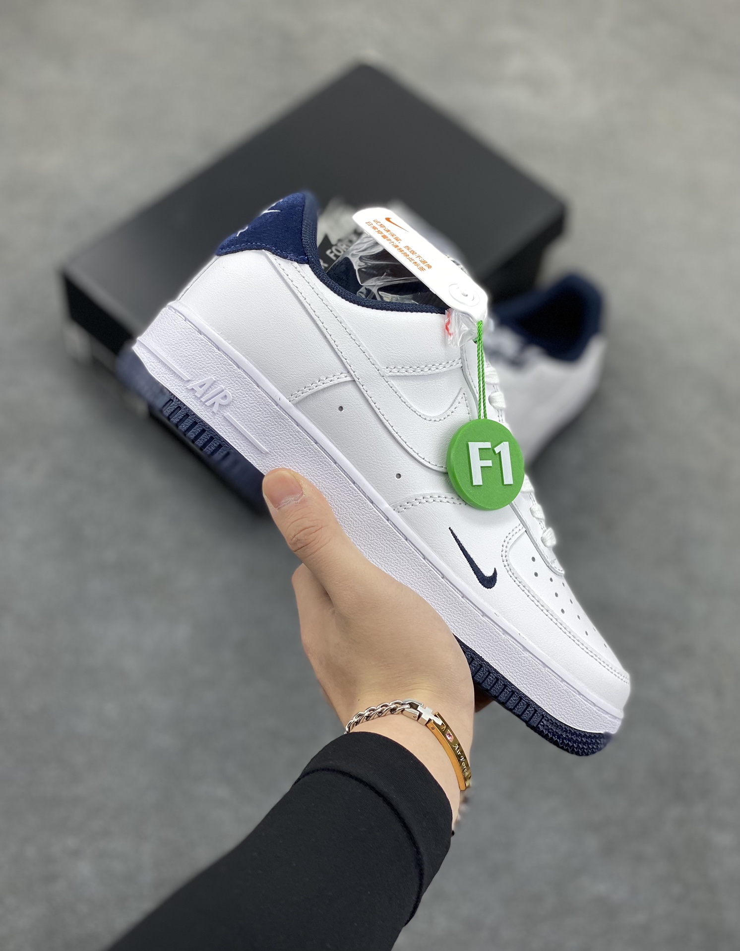 Air Force 1 ‘07 Low 深蓝小勾 原楦头原纸板 打造纯正空军版型 #专注外贸渠道 全掌内置蜂窝气垫 #原盒配件 原厂中底钢印、拉帮完美 货号:HM9483-001 尺码:36 36.5 37.5 38 38.5 39 40 40.5 41 42 42.5 43 44 44.5 45-选品中心