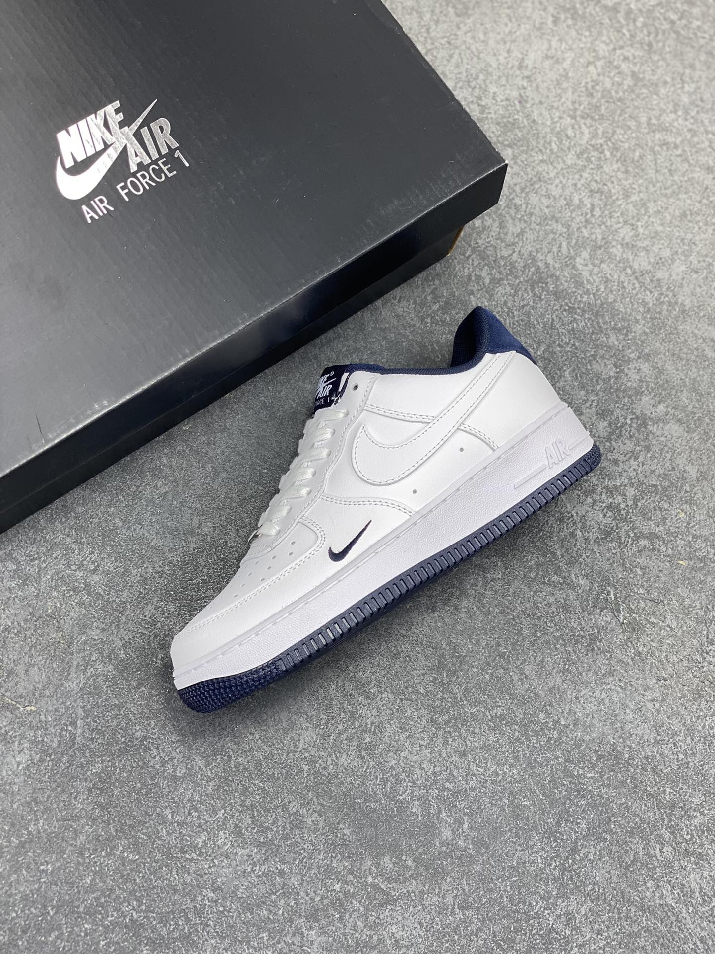 图片[7]-Air Force 1 ‘07 Low 深蓝小勾 原楦头原纸板 打造纯正空军版型 #专注外贸渠道 全掌内置蜂窝气垫 #原盒配件 原厂中底钢印、拉帮完美 货号：HM9483-001 尺码：36 36.5 37.5 38 38.5 39 40 40.5 41 42 42.5 43 44 44.5 45-选品中心