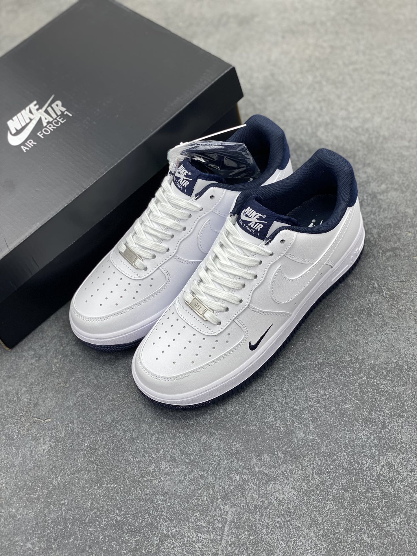 图片[8]-Air Force 1 ‘07 Low 深蓝小勾 原楦头原纸板 打造纯正空军版型 #专注外贸渠道 全掌内置蜂窝气垫 #原盒配件 原厂中底钢印、拉帮完美 货号：HM9483-001 尺码：36 36.5 37.5 38 38.5 39 40 40.5 41 42 42.5 43 44 44.5 45-选品中心