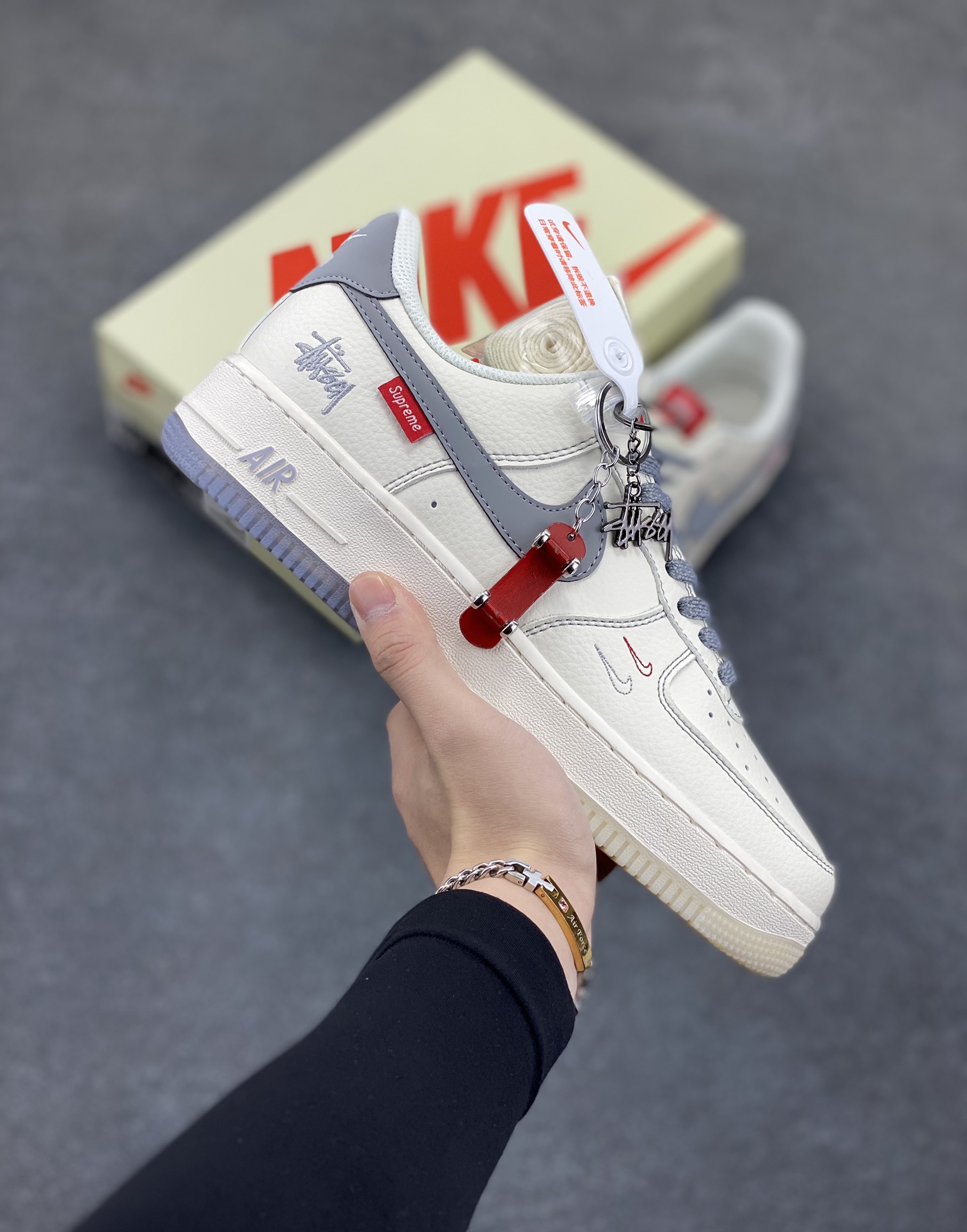 NIke Air Force 1 \’07 Low “斯图西联名——双拼灰勾”空军一号 低帮 运动鞋 休闲鞋 折边针车 工艺难度大 原楦头原纸板 原装鞋盒 定制五金配件 内置全掌气垫 原厂鞋底 货号:HH7518-037 尺码:36 36.5 37.5 38 38.5 39 40 40.5 41 42 42.5 43 44 44.5 45-选品中心