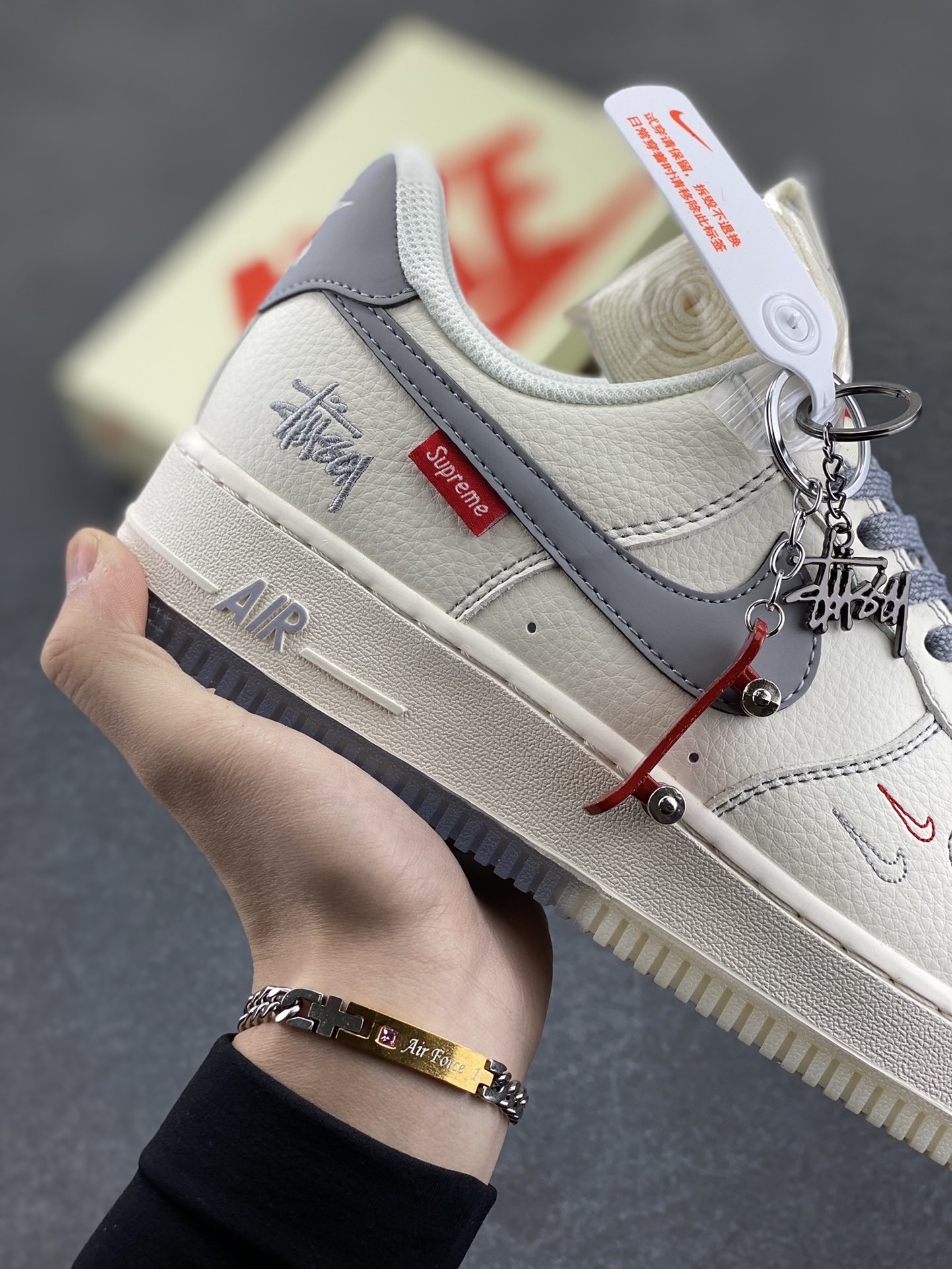 图片[6]-NIke Air Force 1 \’07 Low “斯图西联名——双拼灰勾”空军一号 低帮 运动鞋 休闲鞋 折边针车 工艺难度大 原楦头原纸板 原装鞋盒 定制五金配件 内置全掌气垫 原厂鞋底 货号：HH7518-037 尺码：36 36.5 37.5 38 38.5 39 40 40.5 41 42 42.5 43 44 44.5 45-选品中心
