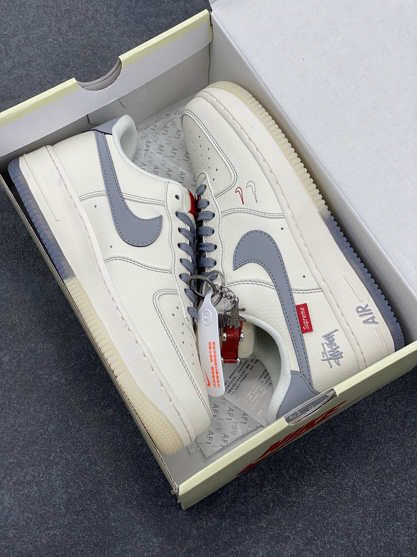 图片[9]-NIke Air Force 1 \’07 Low “斯图西联名——双拼灰勾”空军一号 低帮 运动鞋 休闲鞋 折边针车 工艺难度大 原楦头原纸板 原装鞋盒 定制五金配件 内置全掌气垫 原厂鞋底 货号：HH7518-037 尺码：36 36.5 37.5 38 38.5 39 40 40.5 41 42 42.5 43 44 44.5 45-选品中心