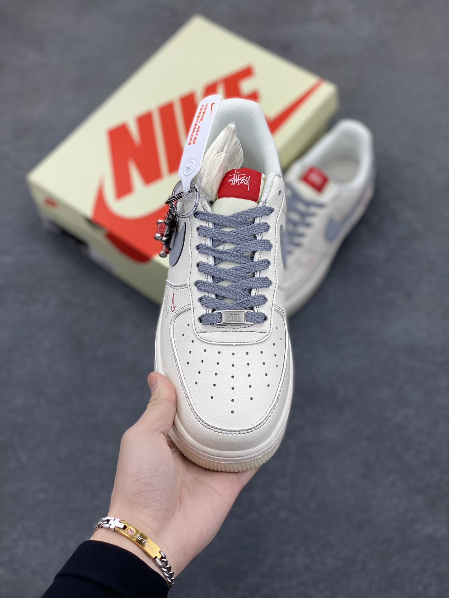 图片[2]-NIke Air Force 1 \’07 Low “斯图西联名——双拼灰勾”空军一号 低帮 运动鞋 休闲鞋 折边针车 工艺难度大 原楦头原纸板 原装鞋盒 定制五金配件 内置全掌气垫 原厂鞋底 货号：HH7518-037 尺码：36 36.5 37.5 38 38.5 39 40 40.5 41 42 42.5 43 44 44.5 45-选品中心