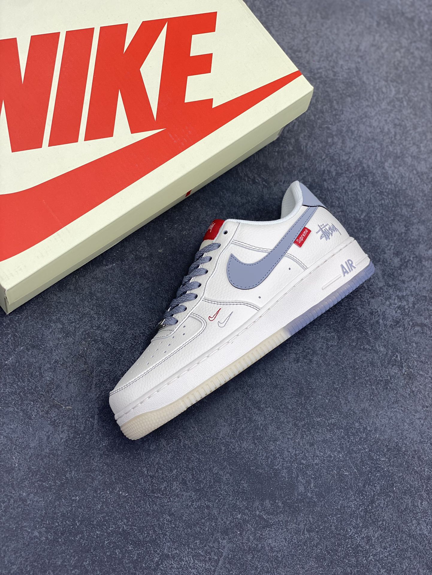 图片[7]-NIke Air Force 1 \’07 Low “斯图西联名——双拼灰勾”空军一号 低帮 运动鞋 休闲鞋 折边针车 工艺难度大 原楦头原纸板 原装鞋盒 定制五金配件 内置全掌气垫 原厂鞋底 货号：HH7518-037 尺码：36 36.5 37.5 38 38.5 39 40 40.5 41 42 42.5 43 44 44.5 45-选品中心