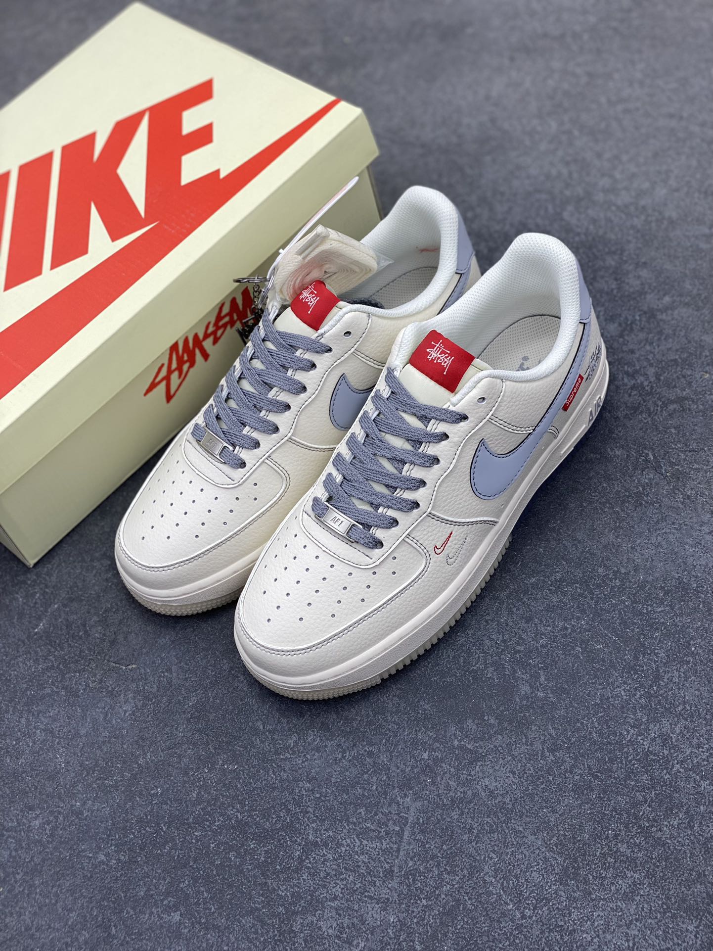 图片[8]-NIke Air Force 1 \’07 Low “斯图西联名——双拼灰勾”空军一号 低帮 运动鞋 休闲鞋 折边针车 工艺难度大 原楦头原纸板 原装鞋盒 定制五金配件 内置全掌气垫 原厂鞋底 货号：HH7518-037 尺码：36 36.5 37.5 38 38.5 39 40 40.5 41 42 42.5 43 44 44.5 45-选品中心