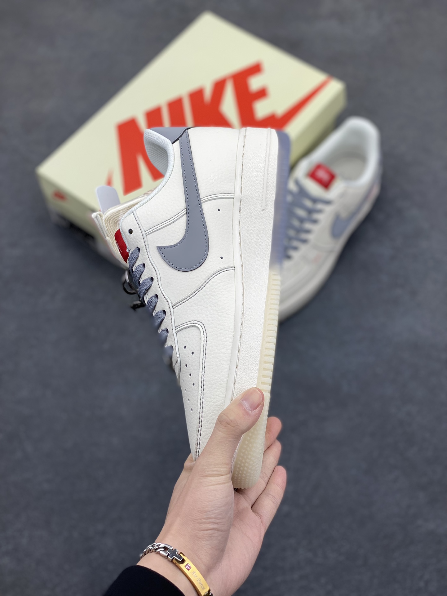 图片[3]-NIke Air Force 1 \’07 Low “斯图西联名——双拼灰勾”空军一号 低帮 运动鞋 休闲鞋 折边针车 工艺难度大 原楦头原纸板 原装鞋盒 定制五金配件 内置全掌气垫 原厂鞋底 货号：HH7518-037 尺码：36 36.5 37.5 38 38.5 39 40 40.5 41 42 42.5 43 44 44.5 45-选品中心