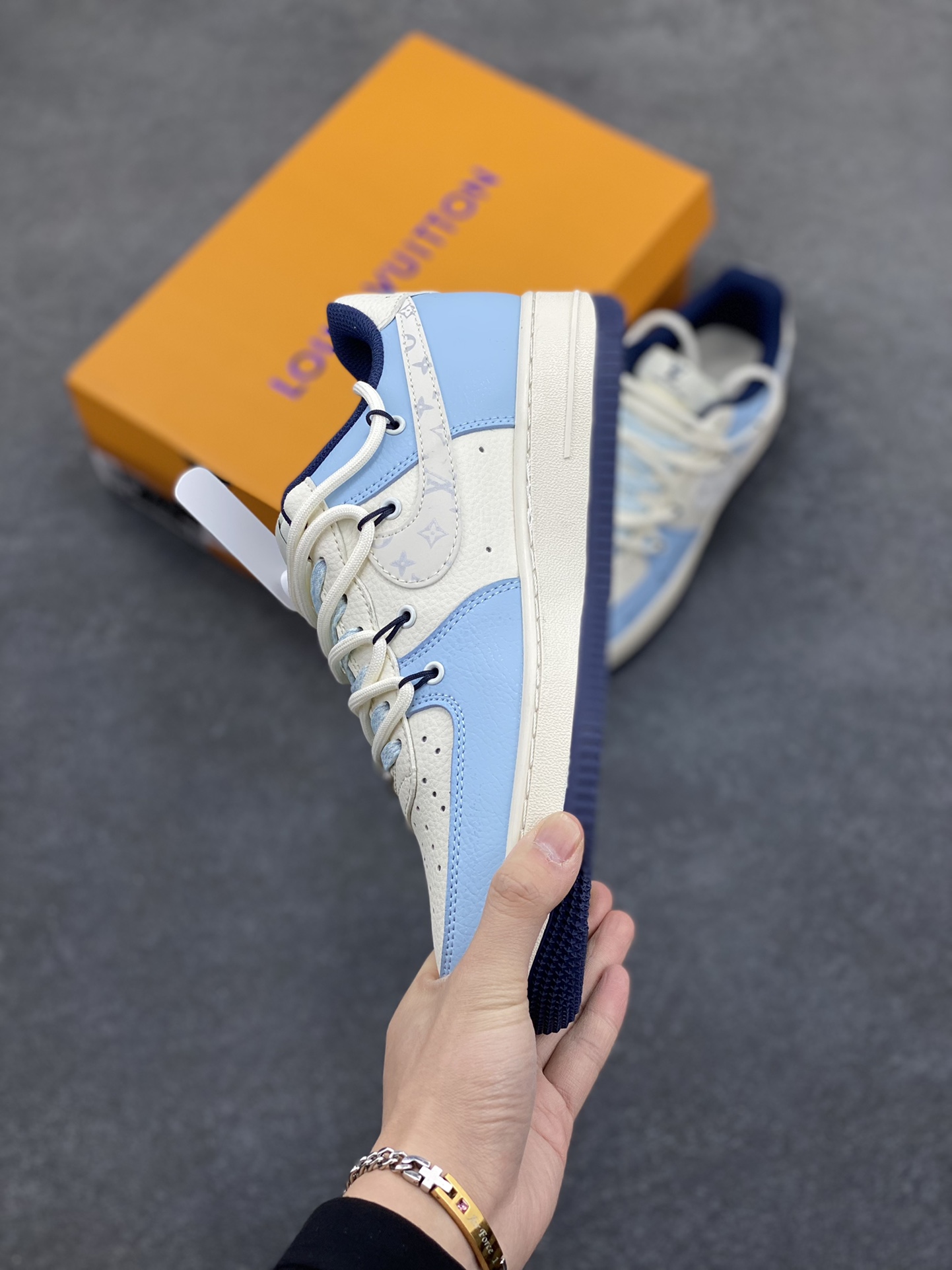 图片[3]-NIke Air Force 1 \’07 Low “LV联名——大学蓝抽绳”空军一号 低帮 运动鞋 休闲鞋 折边针车 工艺难度大 原楦头原纸板 原装鞋盒 定制五金配件 内置全掌气垫 原厂鞋底 货号：DM6868-058 尺码：36 36.5 37.5 38 38.5 39 40 40.5 41 42 42.5 43 44 44.5 45-选品中心