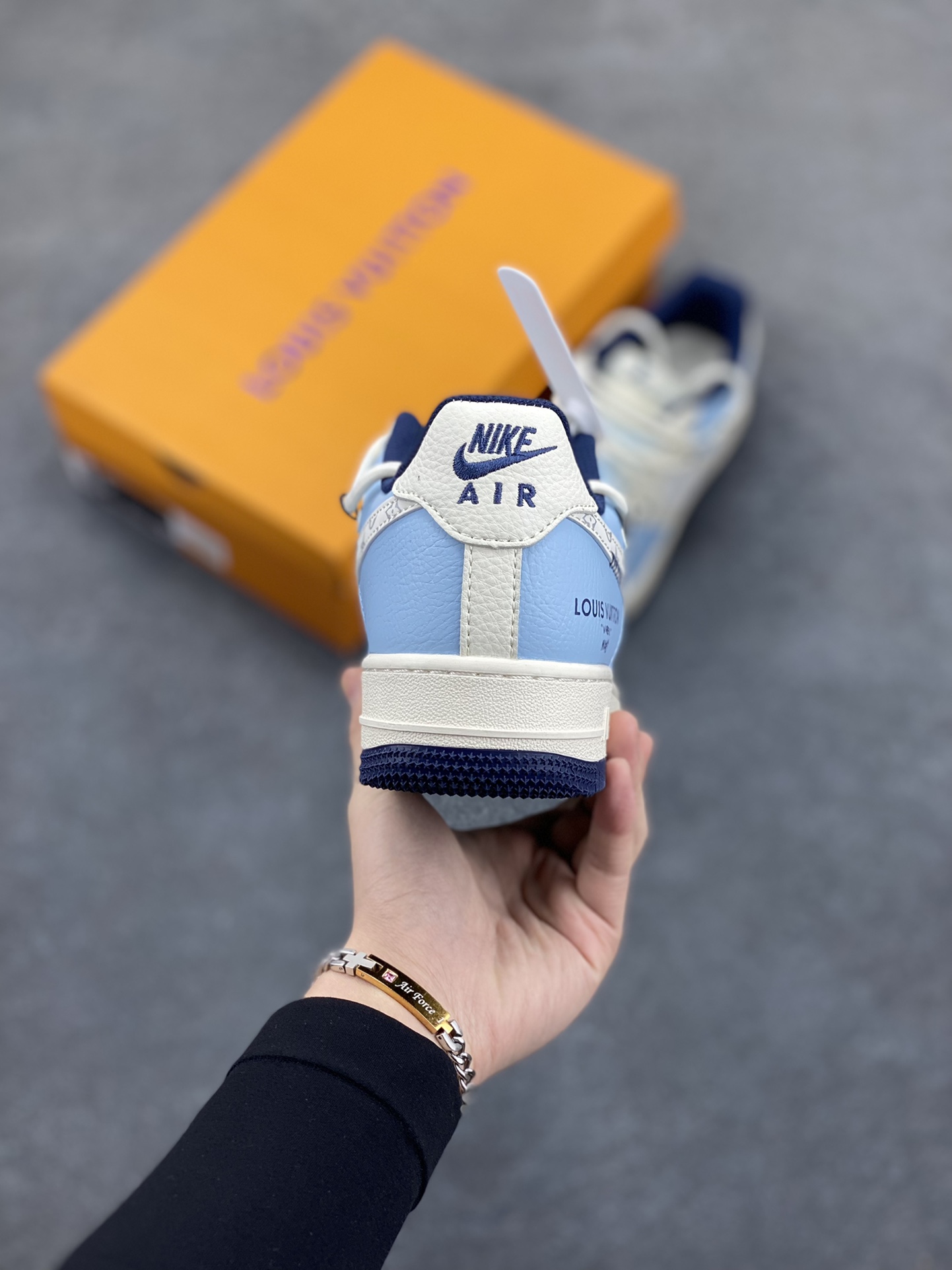 图片[4]-NIke Air Force 1 \’07 Low “LV联名——大学蓝抽绳”空军一号 低帮 运动鞋 休闲鞋 折边针车 工艺难度大 原楦头原纸板 原装鞋盒 定制五金配件 内置全掌气垫 原厂鞋底 货号：DM6868-058 尺码：36 36.5 37.5 38 38.5 39 40 40.5 41 42 42.5 43 44 44.5 45-选品中心