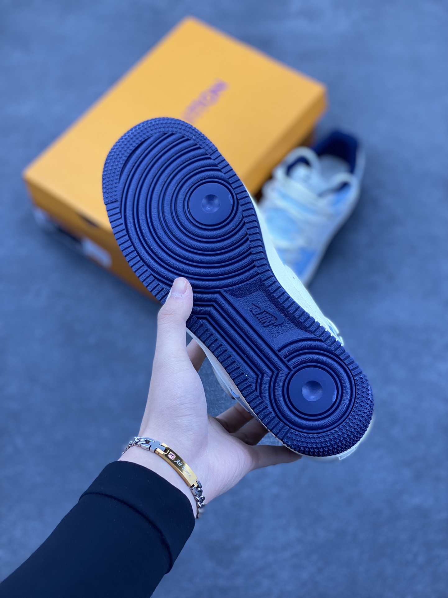图片[5]-NIke Air Force 1 \’07 Low “LV联名——大学蓝抽绳”空军一号 低帮 运动鞋 休闲鞋 折边针车 工艺难度大 原楦头原纸板 原装鞋盒 定制五金配件 内置全掌气垫 原厂鞋底 货号：DM6868-058 尺码：36 36.5 37.5 38 38.5 39 40 40.5 41 42 42.5 43 44 44.5 45-选品中心