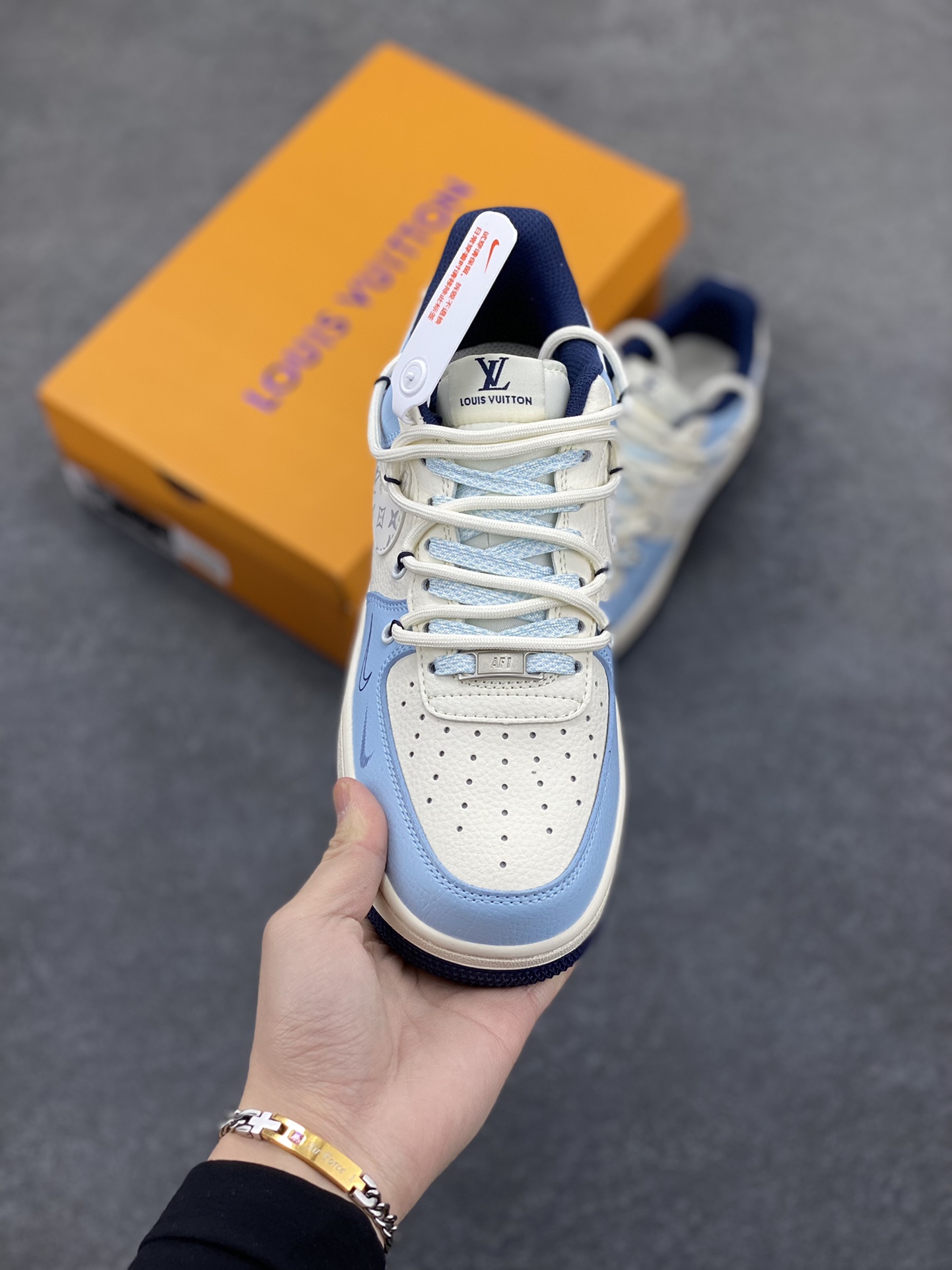 图片[2]-NIke Air Force 1 \’07 Low “LV联名——大学蓝抽绳”空军一号 低帮 运动鞋 休闲鞋 折边针车 工艺难度大 原楦头原纸板 原装鞋盒 定制五金配件 内置全掌气垫 原厂鞋底 货号：DM6868-058 尺码：36 36.5 37.5 38 38.5 39 40 40.5 41 42 42.5 43 44 44.5 45-选品中心