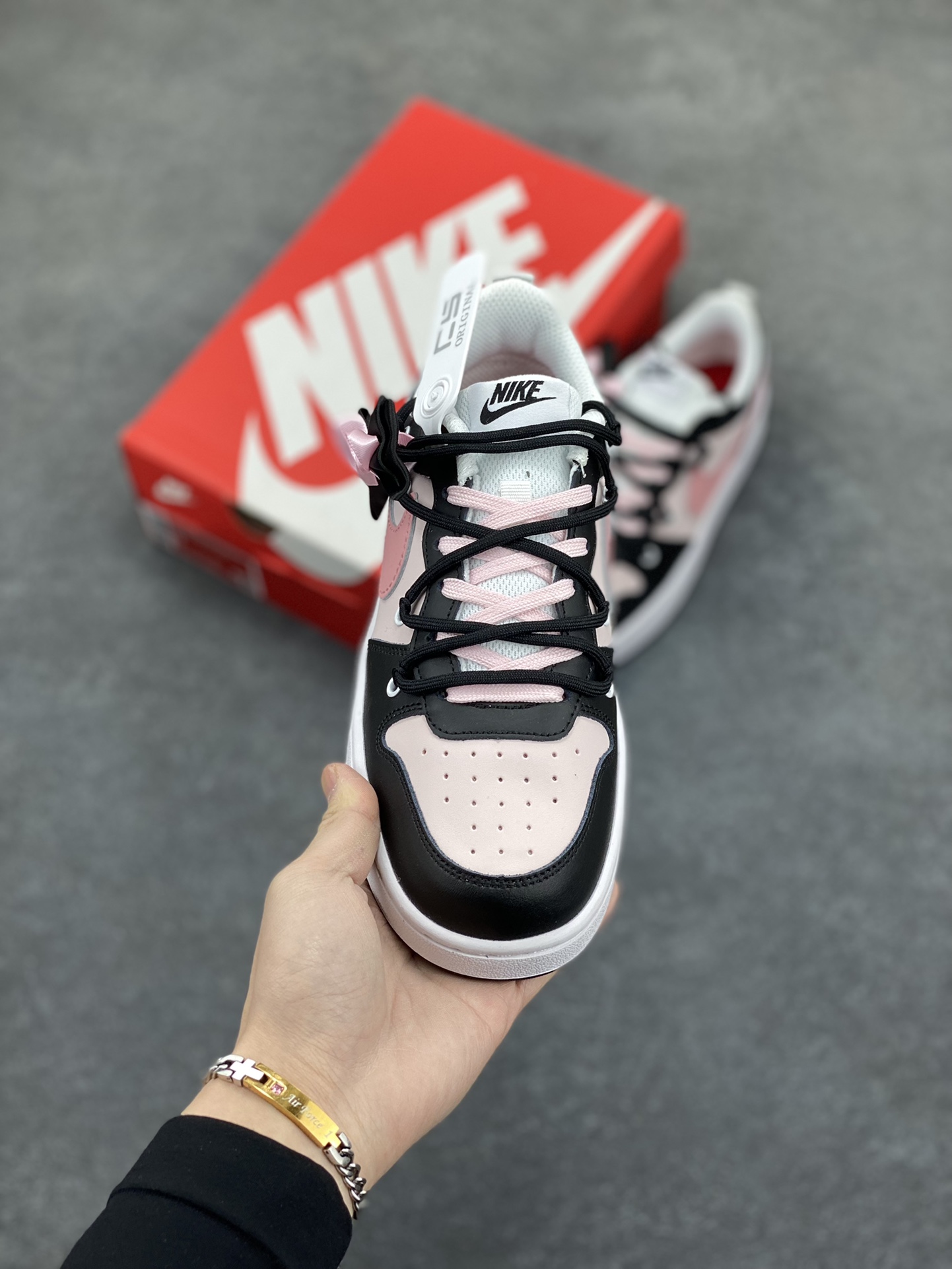 图片[2]-Nike Court Borough Low 低帮百搭透气休闲运动板鞋男女鞋 经典耐用的设计，兼顾舒适脚感和出众风范，演绎匠心之作。结构性的支撑贴合感结合复古篮球设计，塑就场外全明星风范。 货号：BQ5556-104 尺码：36 36.5 37.5 38 38.5 39 40-选品中心