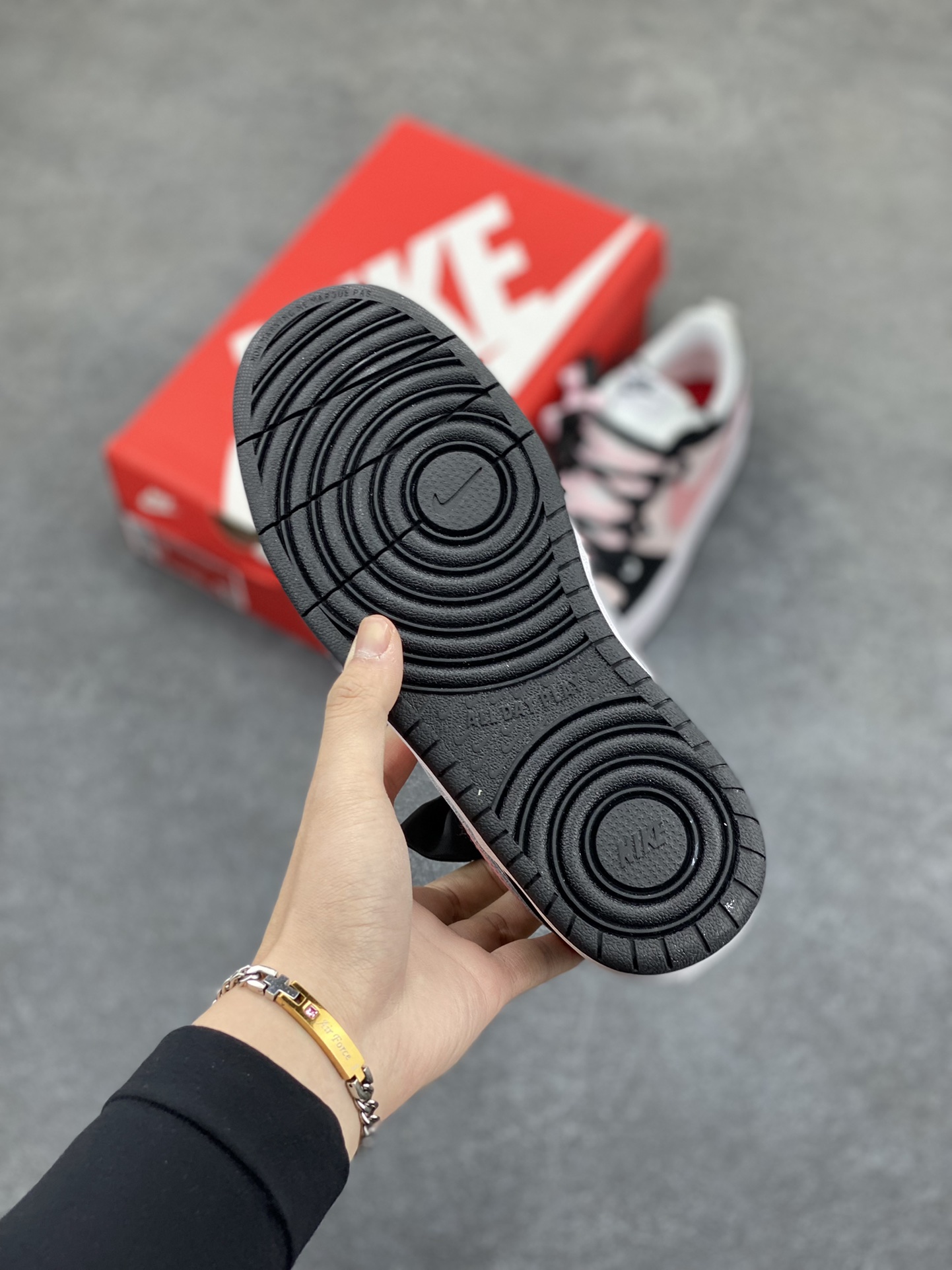 图片[5]-Nike Court Borough Low 低帮百搭透气休闲运动板鞋男女鞋 经典耐用的设计，兼顾舒适脚感和出众风范，演绎匠心之作。结构性的支撑贴合感结合复古篮球设计，塑就场外全明星风范。 货号：BQ5556-104 尺码：36 36.5 37.5 38 38.5 39 40-选品中心