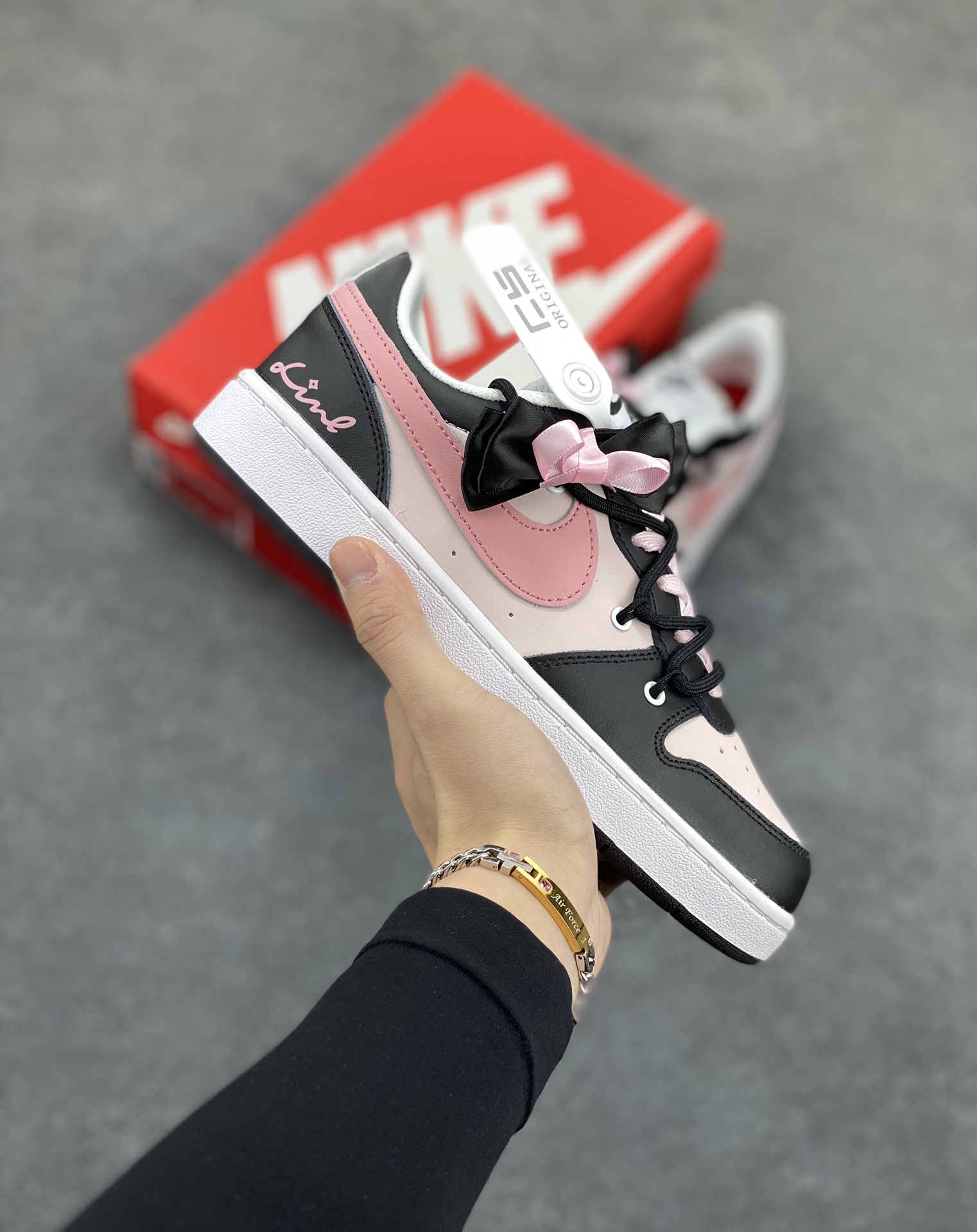 Nike Court Borough Low 低帮百搭透气休闲运动板鞋男女鞋 经典耐用的设计，兼顾舒适脚感和出众风范，演绎匠心之作。结构性的支撑贴合感结合复古篮球设计，塑就场外全明星风范。 货号：BQ5556-104 尺码：36 36.5 37.5 38 38.5 39 40-选品中心