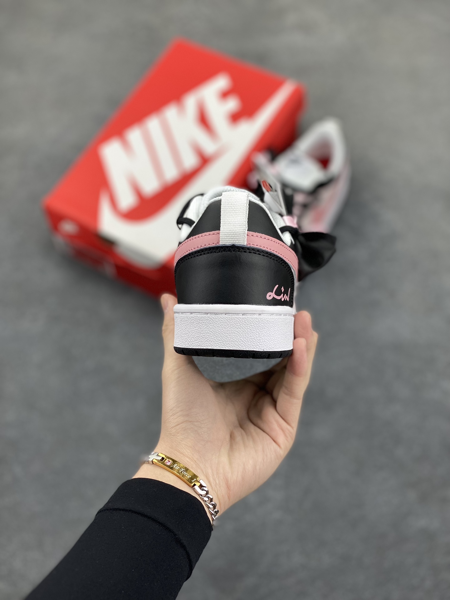 图片[4]-Nike Court Borough Low 低帮百搭透气休闲运动板鞋男女鞋 经典耐用的设计，兼顾舒适脚感和出众风范，演绎匠心之作。结构性的支撑贴合感结合复古篮球设计，塑就场外全明星风范。 货号：BQ5556-104 尺码：36 36.5 37.5 38 38.5 39 40-选品中心