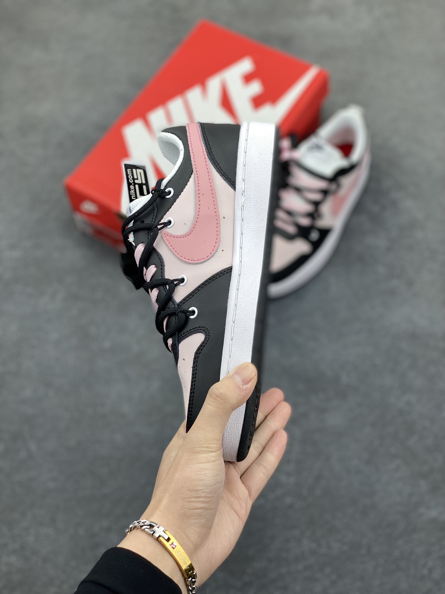 图片[3]-Nike Court Borough Low 低帮百搭透气休闲运动板鞋男女鞋 经典耐用的设计，兼顾舒适脚感和出众风范，演绎匠心之作。结构性的支撑贴合感结合复古篮球设计，塑就场外全明星风范。 货号：BQ5556-104 尺码：36 36.5 37.5 38 38.5 39 40-选品中心