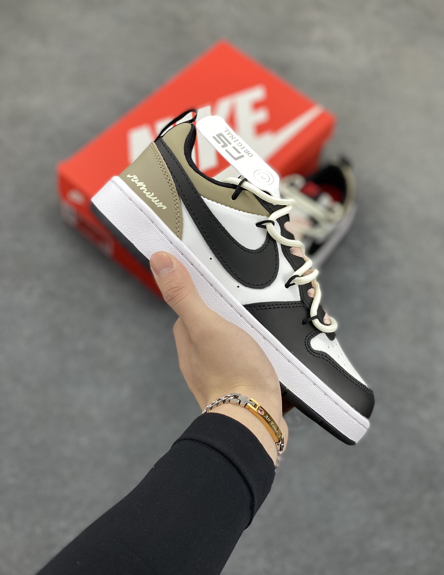 Nike Court Borough Low 低帮百搭透气休闲运动板鞋男女鞋 经典耐用的设计，兼顾舒适脚感和出众风范，演绎匠心之作。结构性的支撑贴合感结合复古篮球设计，塑就场外全明星风范。 货号：BQ5448-110 尺码：36 36.5 37.5 38 38.5 39 40 40.5 41 42 42.5 43 44-选品中心