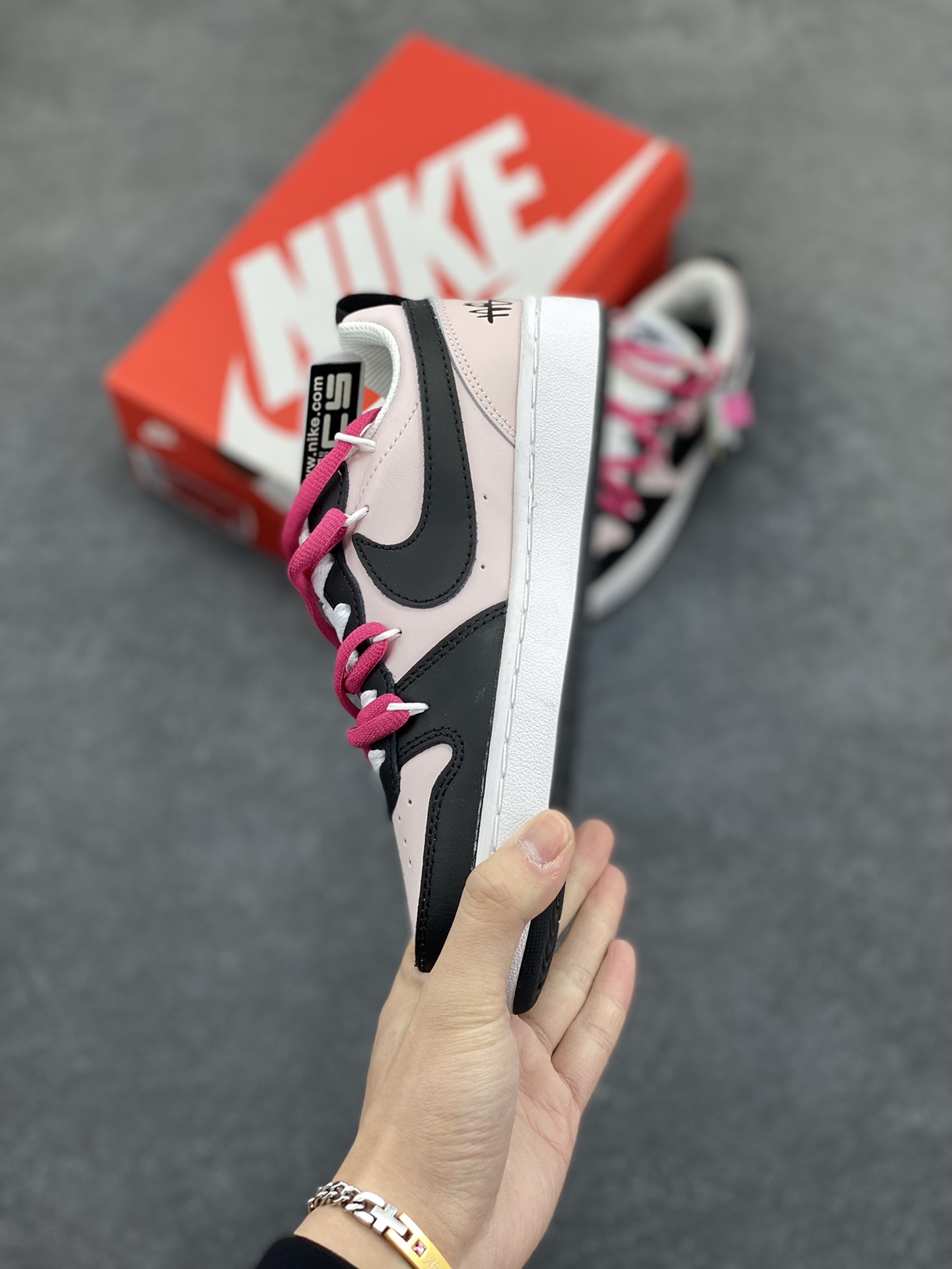 图片[3]-Nike Court Borough Low 低帮百搭透气休闲运动板鞋男女鞋 经典耐用的设计，兼顾舒适脚感和出众风范，演绎匠心之作。结构性的支撑贴合感结合复古篮球设计，塑就场外全明星风范。 货号：BQ5448-104 尺码：36 36.5 37.5 38 38.5 39 40-选品中心