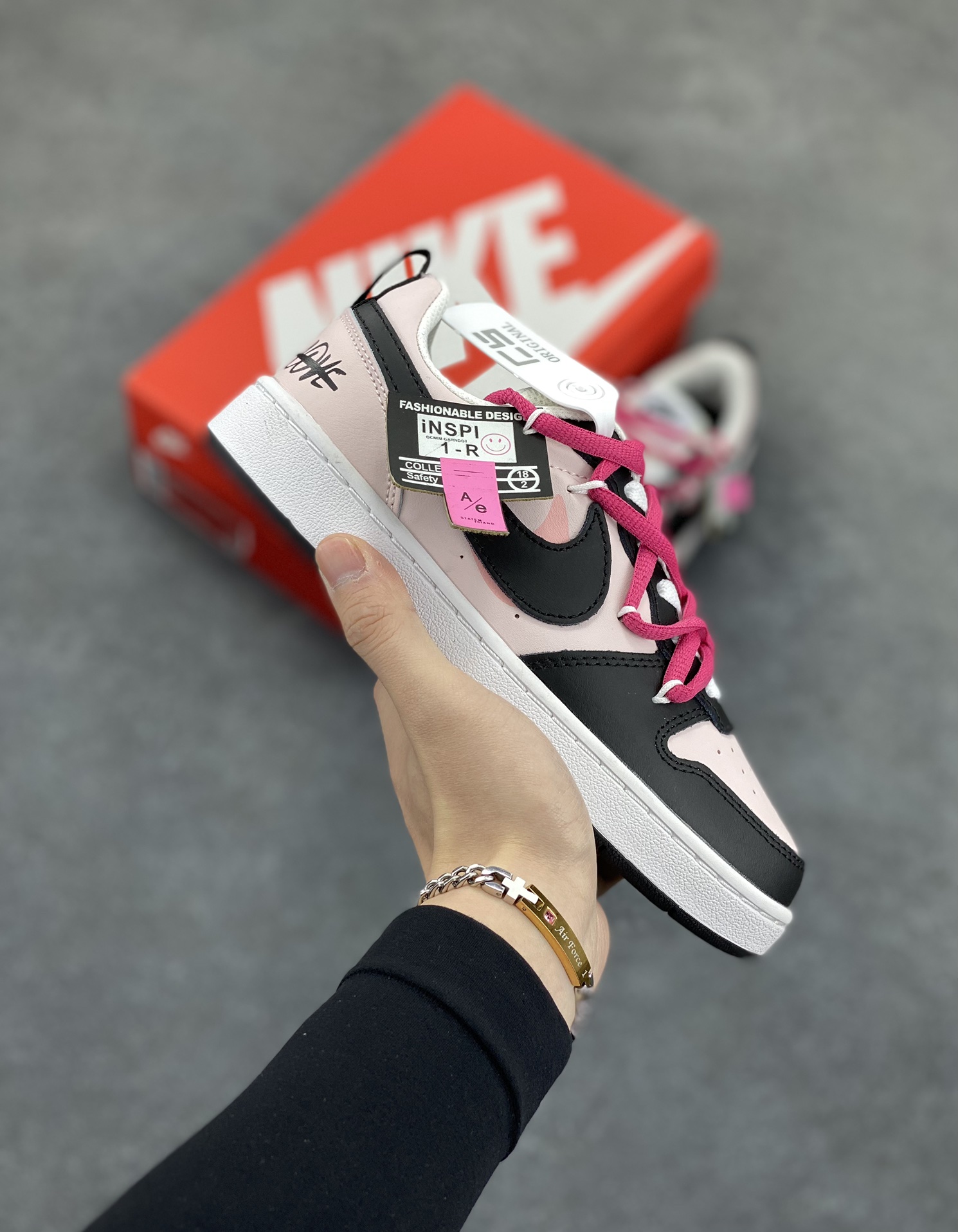 Nike Court Borough Low 低帮百搭透气休闲运动板鞋男女鞋 经典耐用的设计,兼顾舒适脚感和出众风范,演绎匠心之作。结构性的支撑贴合感结合复古篮球设计,塑就场外全明星风范。 货号:BQ5448-104 尺码:36 36.5 37.5 38 38.5 39 40-选品中心