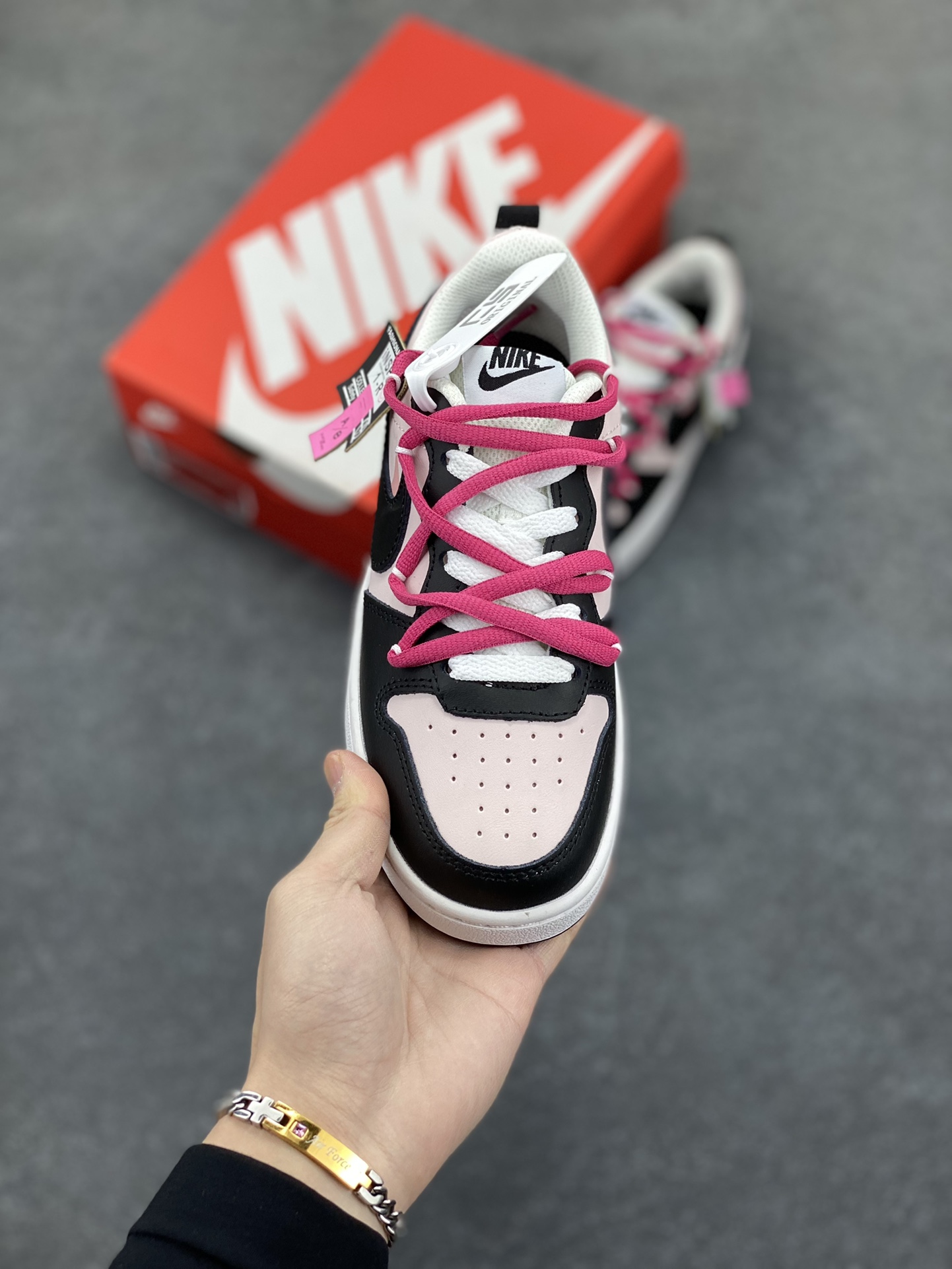 图片[2]-Nike Court Borough Low 低帮百搭透气休闲运动板鞋男女鞋 经典耐用的设计，兼顾舒适脚感和出众风范，演绎匠心之作。结构性的支撑贴合感结合复古篮球设计，塑就场外全明星风范。 货号：BQ5448-104 尺码：36 36.5 37.5 38 38.5 39 40-选品中心