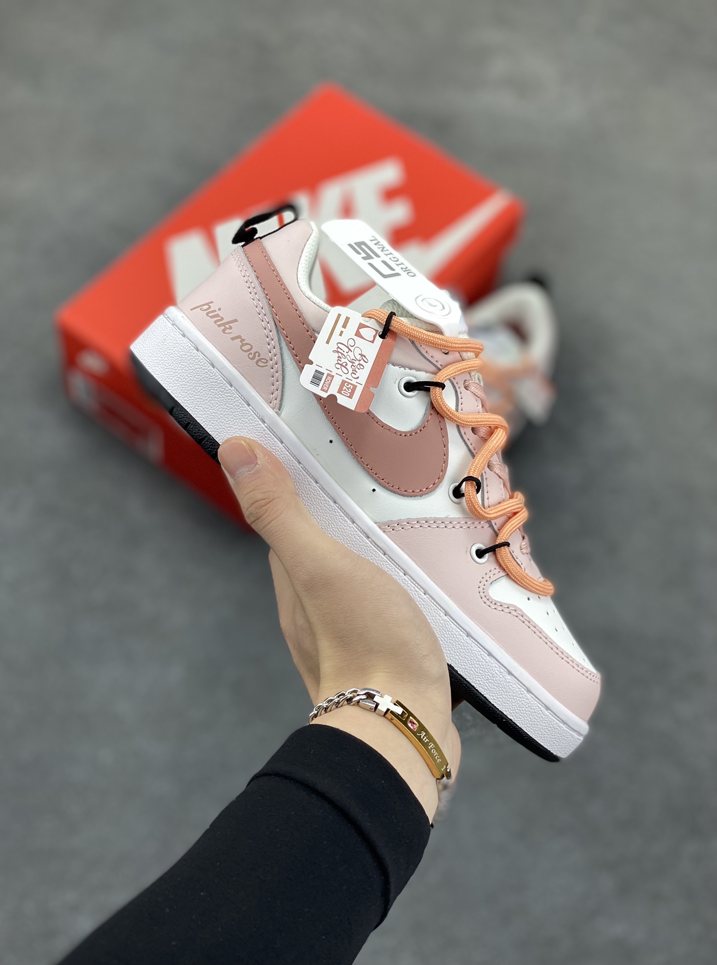 Nike Court Borough Low 低帮百搭透气休闲运动板鞋男女鞋 经典耐用的设计，兼顾舒适脚感和出众风范，演绎匠心之作。结构性的支撑贴合感结合复古篮球设计，塑就场外全明星风范。 货号：BQ5448-110 尺码：36 36.5 37.5 38 38.5 39 40-选品中心