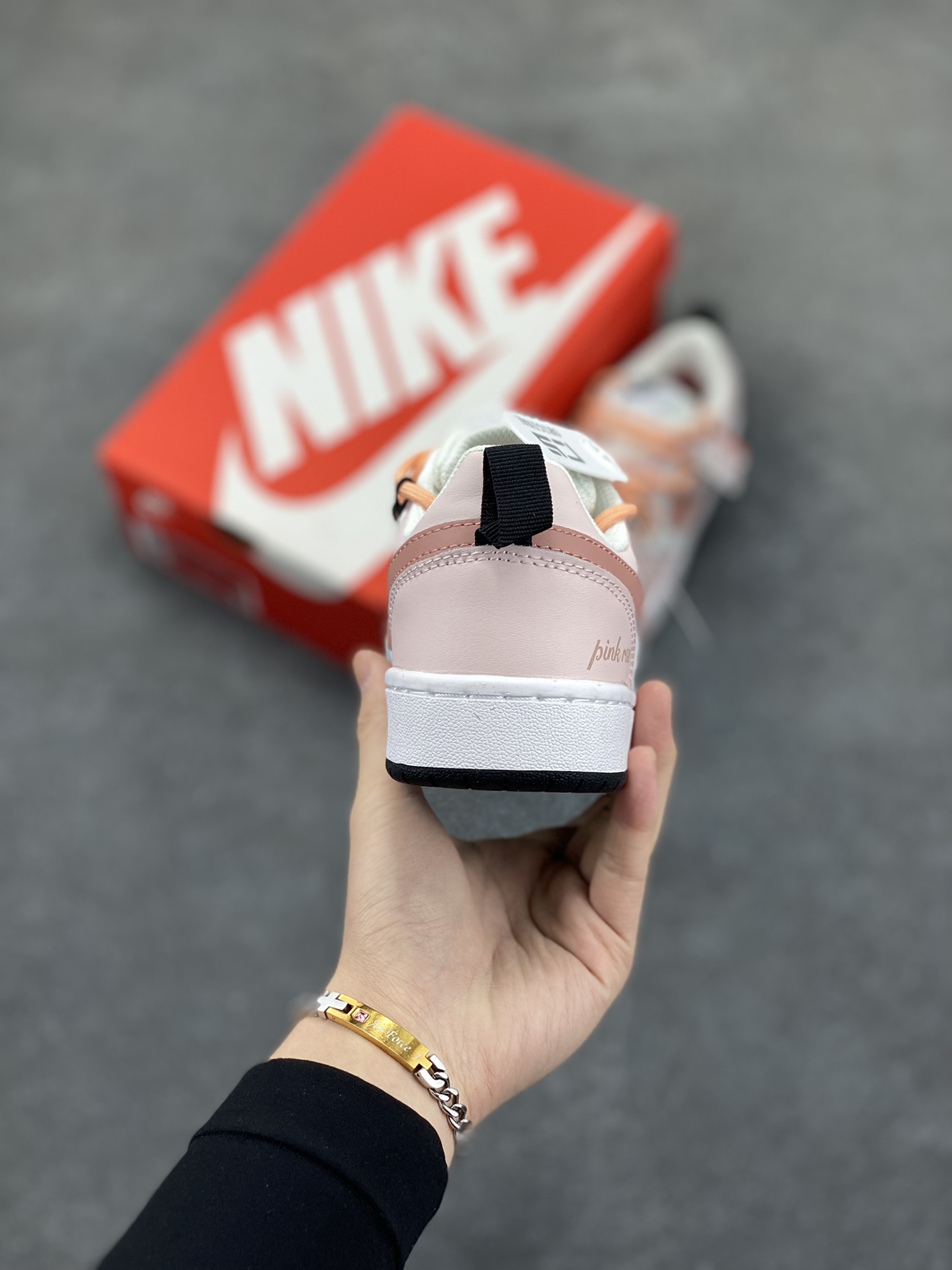 图片[4]-Nike Court Borough Low 低帮百搭透气休闲运动板鞋男女鞋 经典耐用的设计，兼顾舒适脚感和出众风范，演绎匠心之作。结构性的支撑贴合感结合复古篮球设计，塑就场外全明星风范。 货号：BQ5448-110 尺码：36 36.5 37.5 38 38.5 39 40-选品中心