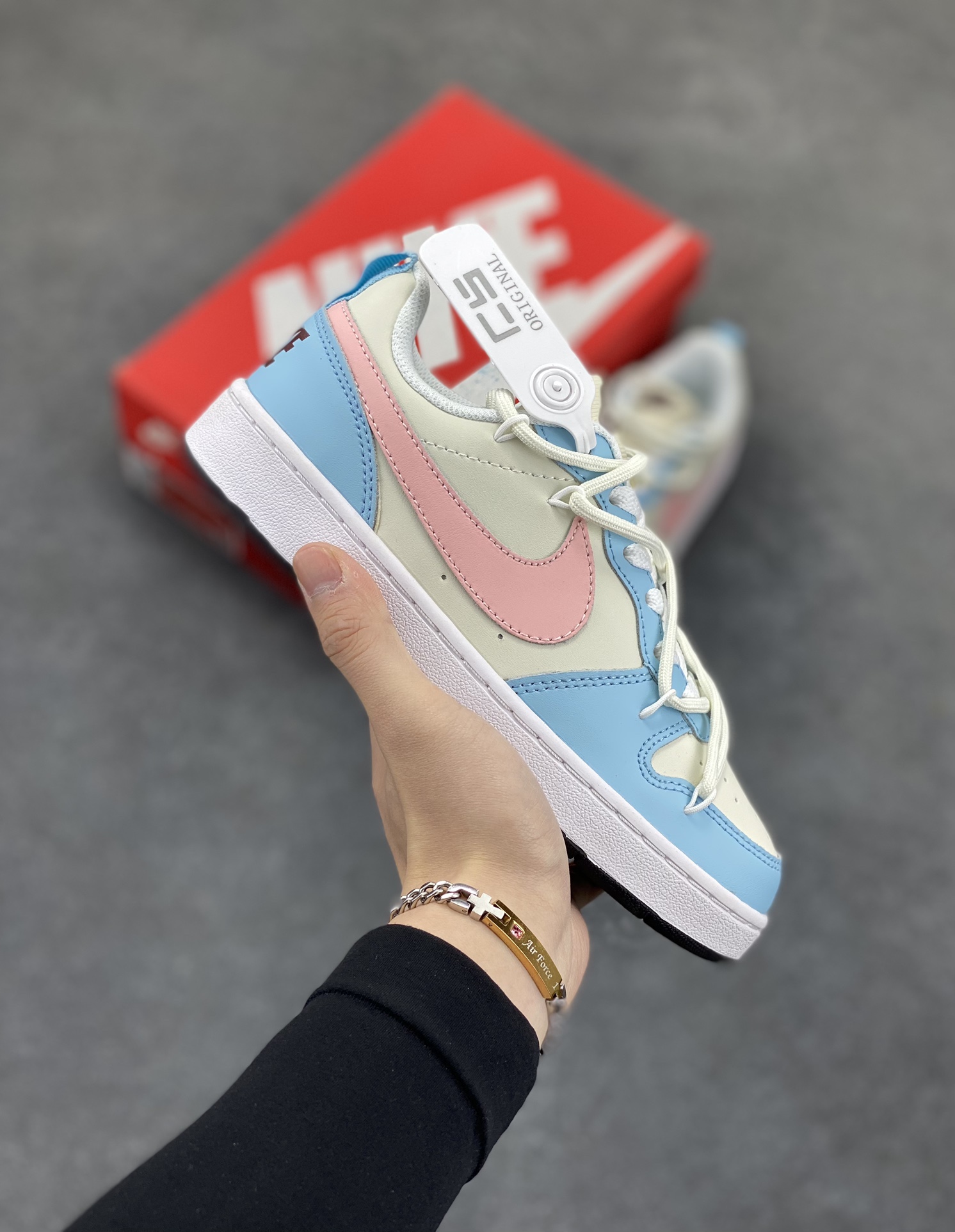 Nike Court Borough Low 低帮百搭透气休闲运动板鞋男女鞋 经典耐用的设计,兼顾舒适脚感和出众风范,演绎匠心之作。结构性的支撑贴合感结合复古篮球设计,塑就场外全明星风范。 货号:FV8120-141 尺码:36 36.5 37.5 38 38.5 39 40-选品中心