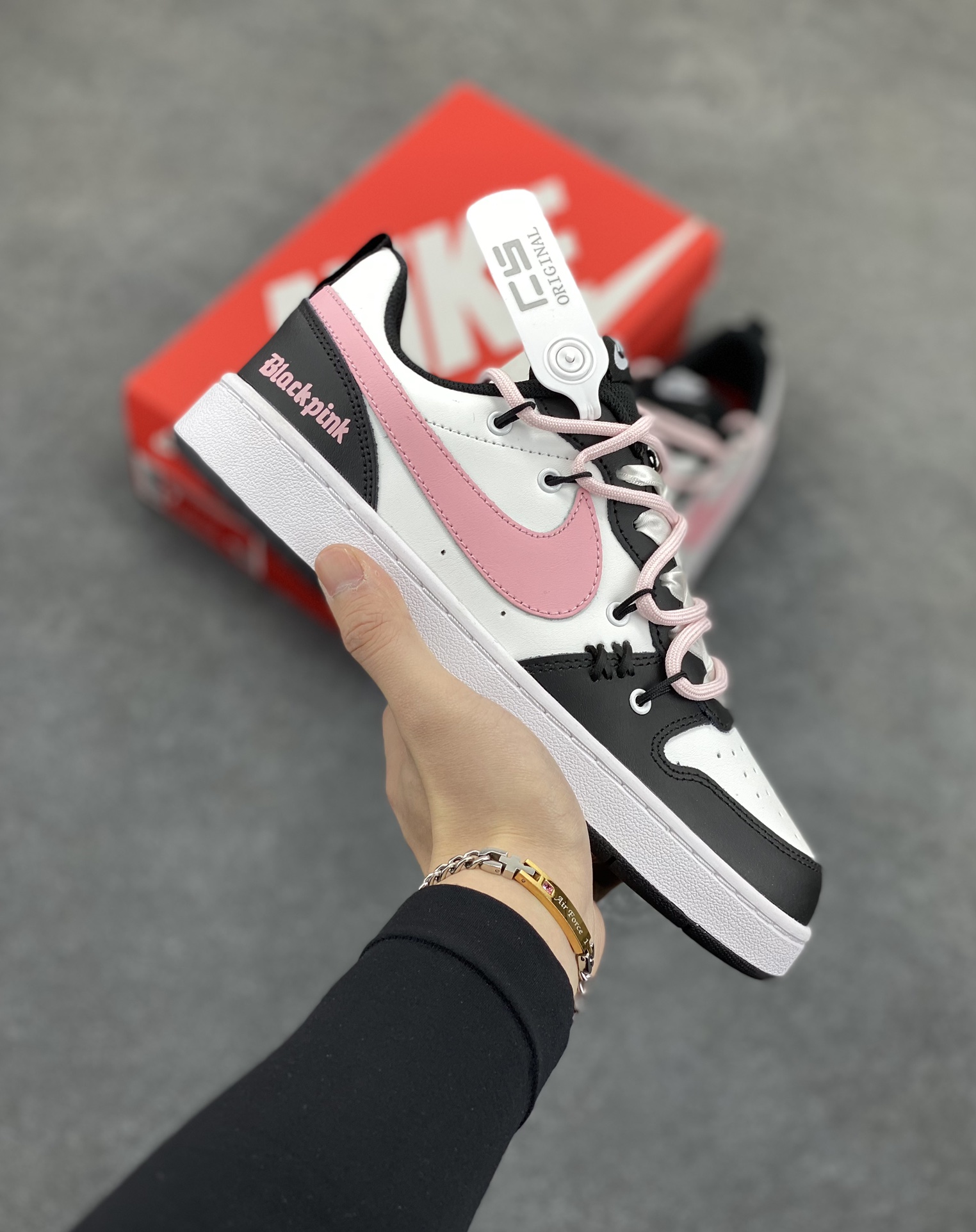 Nike Court Borough Low 低帮百搭透气休闲运动板鞋男女鞋 经典耐用的设计，兼顾舒适脚感和出众风范，演绎匠心之作。结构性的支撑贴合感结合复古篮球设计，塑就场外全明星风范。 货号：FD1232-001 尺码：36 36.5 37.5 38 38.5 39 40-选品中心