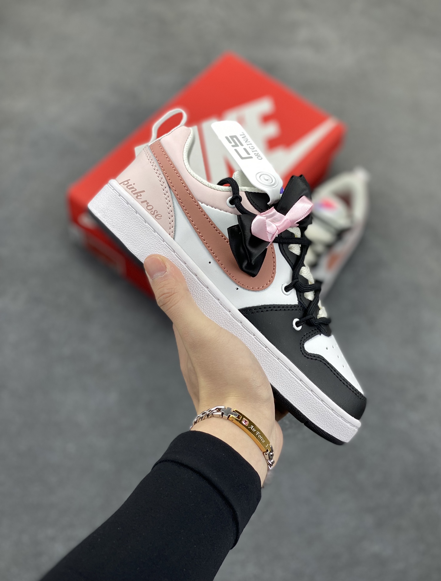 Nike Court Borough Low 低帮百搭透气休闲运动板鞋男女鞋 经典耐用的设计,兼顾舒适脚感和出众风范,演绎匠心之作。结构性的支撑贴合感结合复古篮球设计,塑就场外全明星风范。 货号:DV5456-108 尺码:36 36.5 37.5 38 38.5 39 40-选品中心