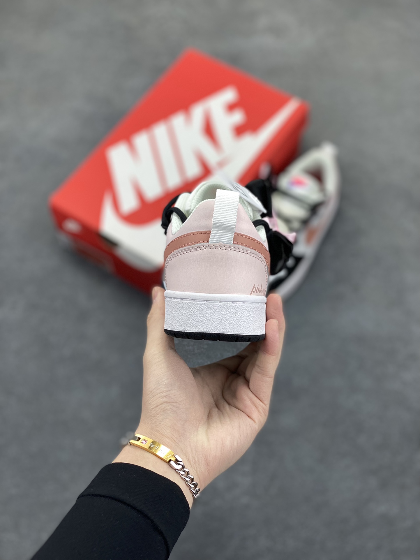 图片[4]-Nike Court Borough Low 低帮百搭透气休闲运动板鞋男女鞋 经典耐用的设计，兼顾舒适脚感和出众风范，演绎匠心之作。结构性的支撑贴合感结合复古篮球设计，塑就场外全明星风范。 货号：DV5456-108 尺码：36 36.5 37.5 38 38.5 39 40-选品中心