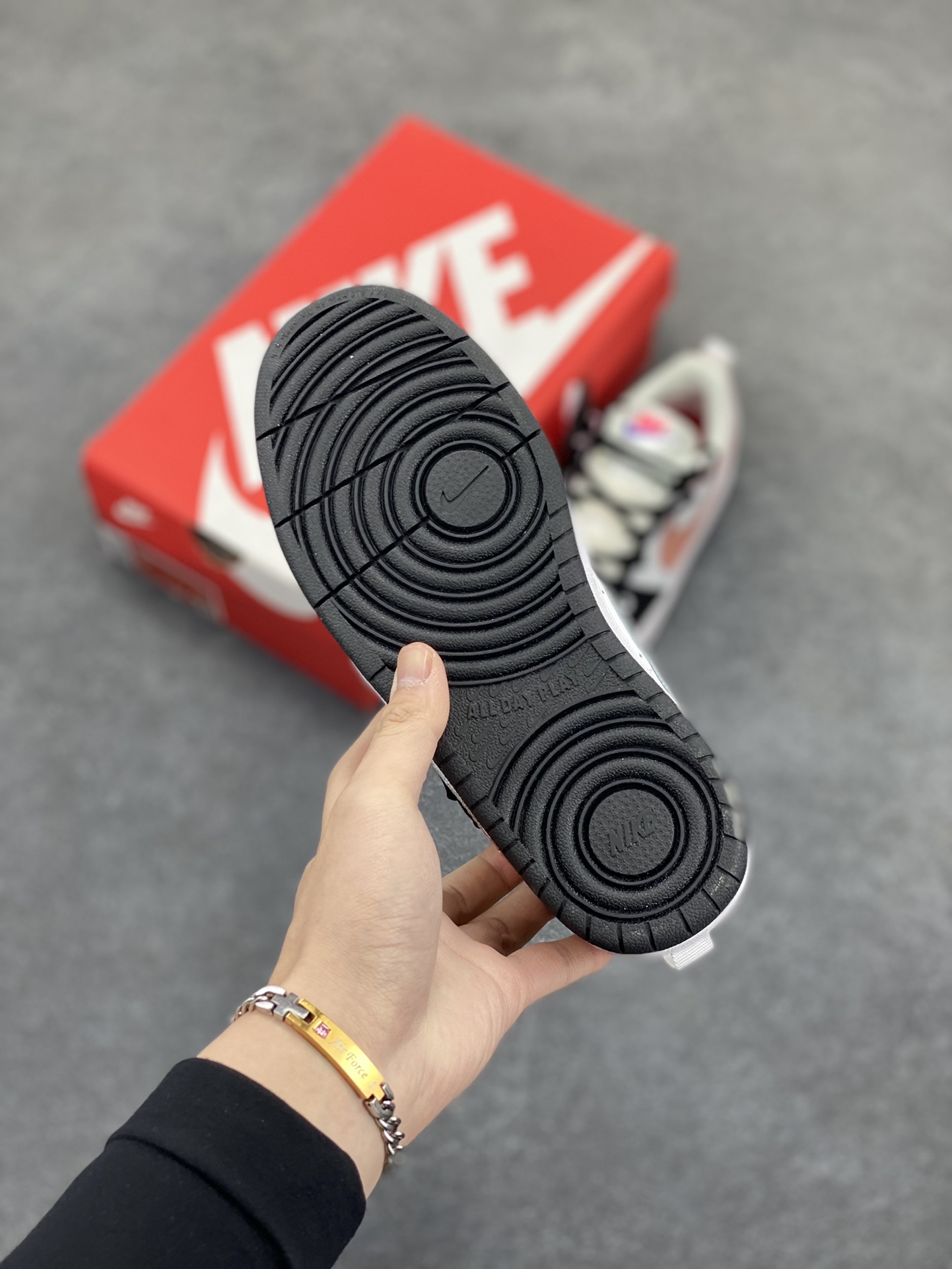 图片[5]-Nike Court Borough Low 低帮百搭透气休闲运动板鞋男女鞋 经典耐用的设计，兼顾舒适脚感和出众风范，演绎匠心之作。结构性的支撑贴合感结合复古篮球设计，塑就场外全明星风范。 货号：DV5456-108 尺码：36 36.5 37.5 38 38.5 39 40-选品中心