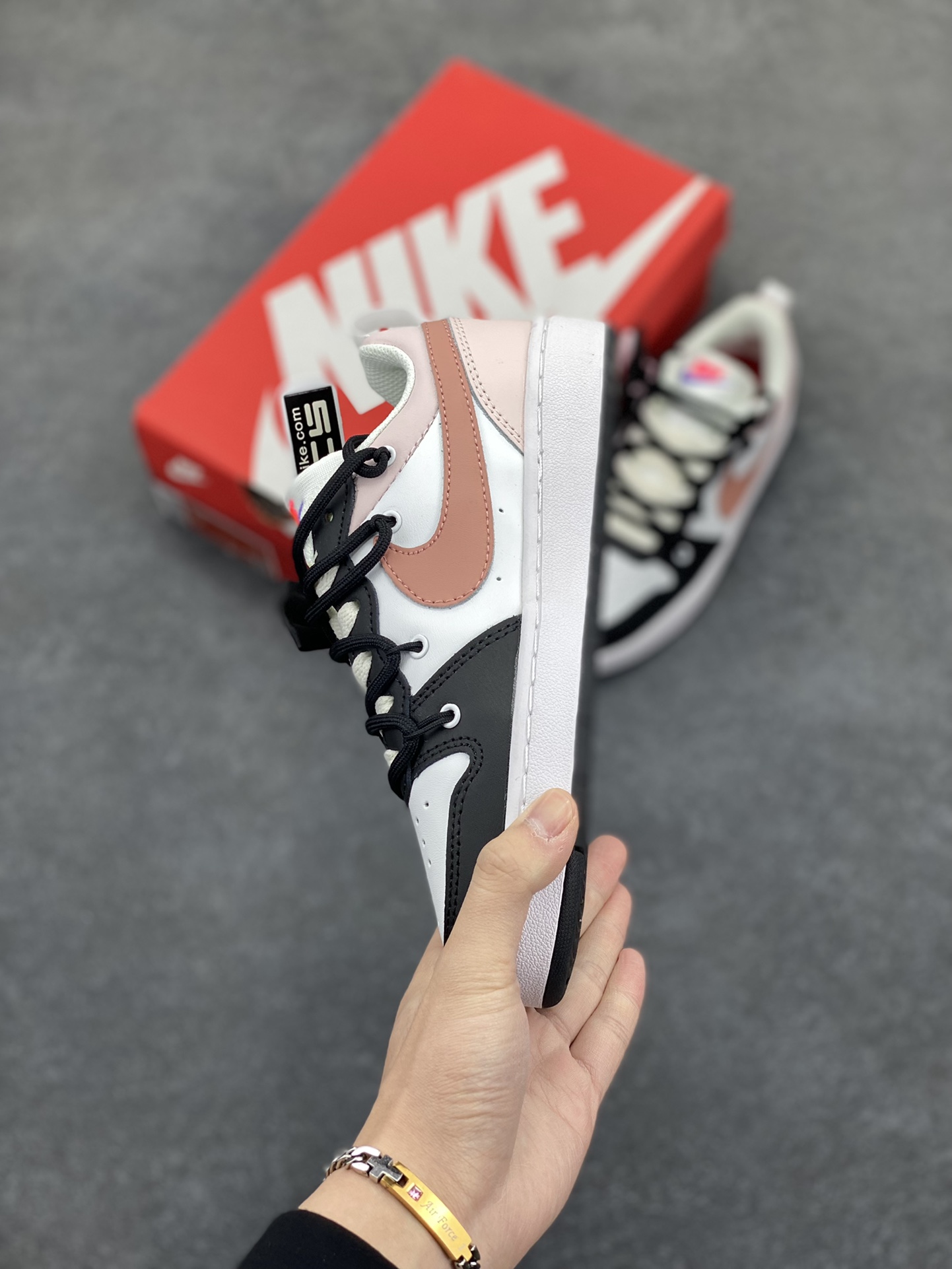 图片[3]-Nike Court Borough Low 低帮百搭透气休闲运动板鞋男女鞋 经典耐用的设计，兼顾舒适脚感和出众风范，演绎匠心之作。结构性的支撑贴合感结合复古篮球设计，塑就场外全明星风范。 货号：DV5456-108 尺码：36 36.5 37.5 38 38.5 39 40-选品中心