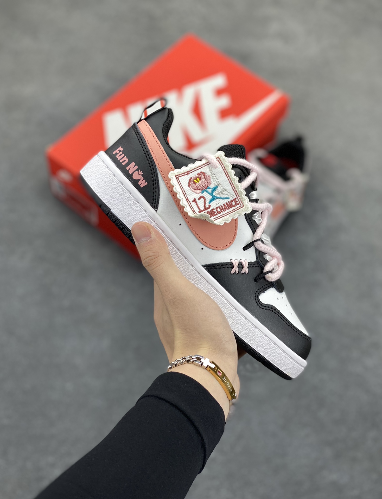 Nike Court Borough Low 低帮百搭透气休闲运动板鞋男女鞋 经典耐用的设计,兼顾舒适脚感和出众风范,演绎匠心之作。结构性的支撑贴合感结合复古篮球设计,塑就场外全明星风范。 货号:DV5456-104 尺码:36 36.5 37.5 38 38.5 39 40-选品中心