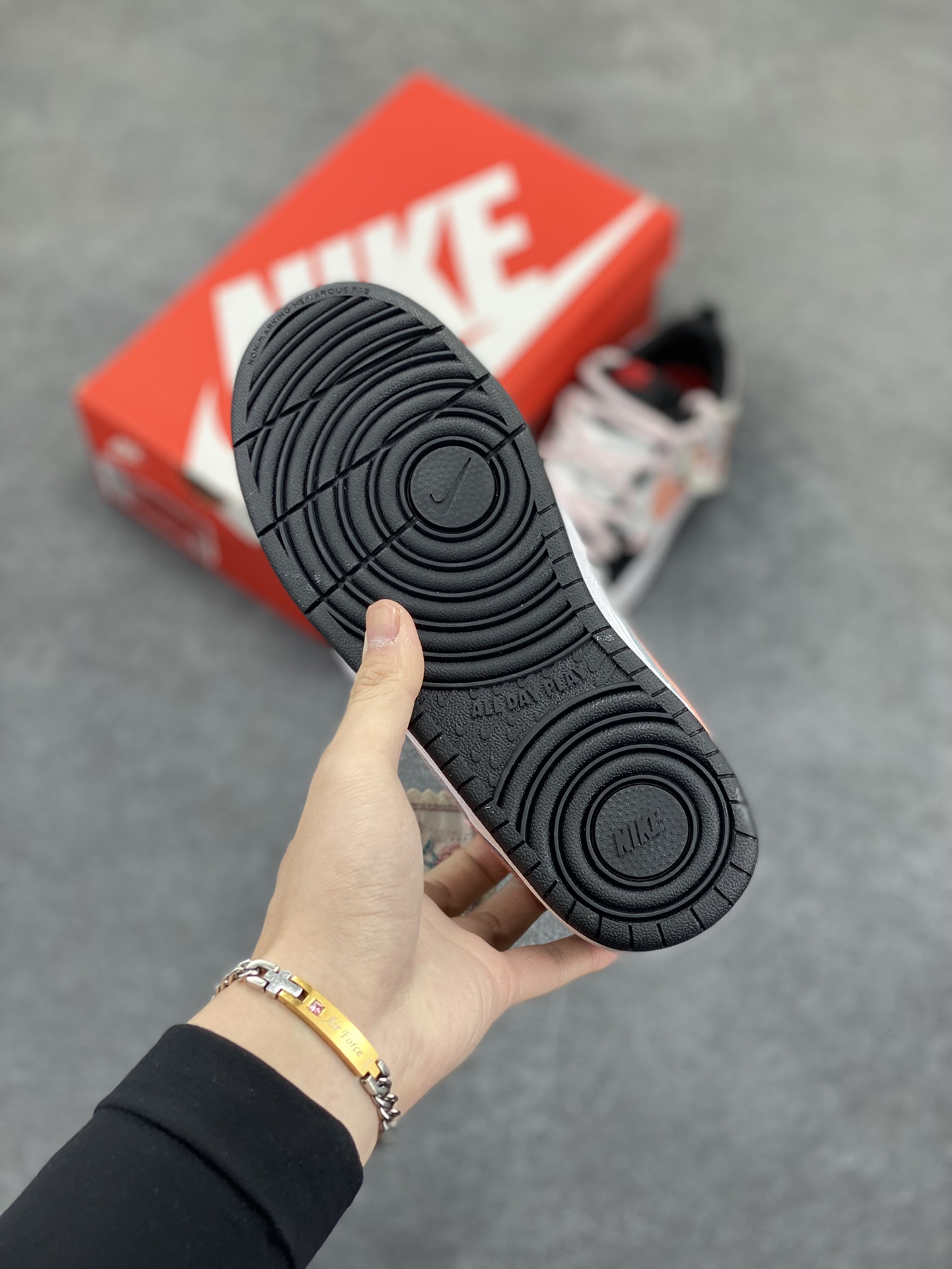 图片[5]-Nike Court Borough Low 低帮百搭透气休闲运动板鞋男女鞋 经典耐用的设计，兼顾舒适脚感和出众风范，演绎匠心之作。结构性的支撑贴合感结合复古篮球设计，塑就场外全明星风范。 货号：DV5456-104 尺码：36 36.5 37.5 38 38.5 39 40-选品中心