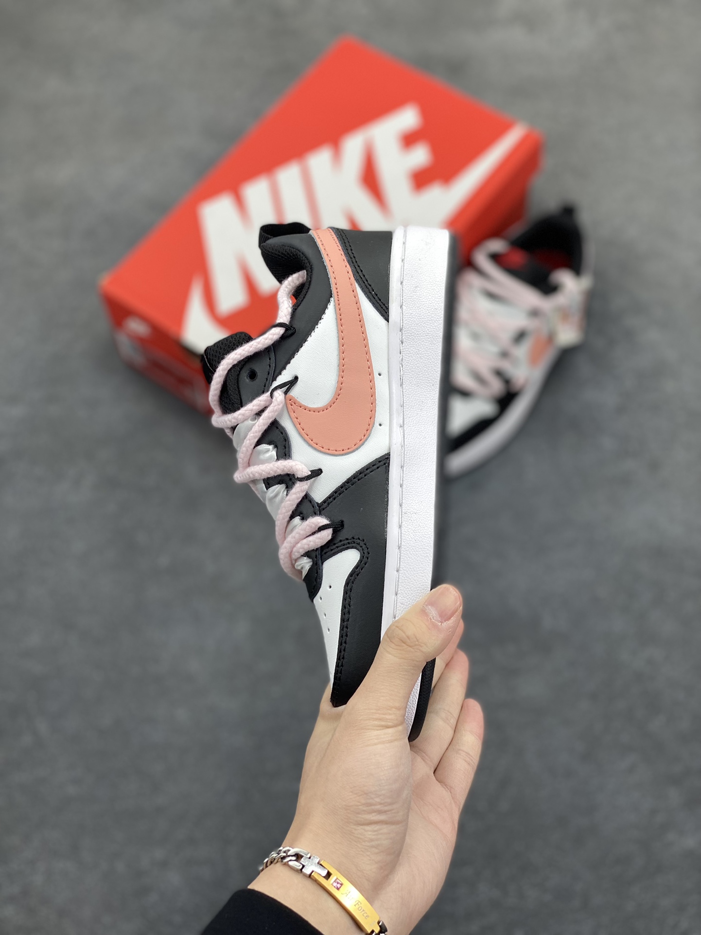 图片[3]-Nike Court Borough Low 低帮百搭透气休闲运动板鞋男女鞋 经典耐用的设计，兼顾舒适脚感和出众风范，演绎匠心之作。结构性的支撑贴合感结合复古篮球设计，塑就场外全明星风范。 货号：DV5456-104 尺码：36 36.5 37.5 38 38.5 39 40-选品中心