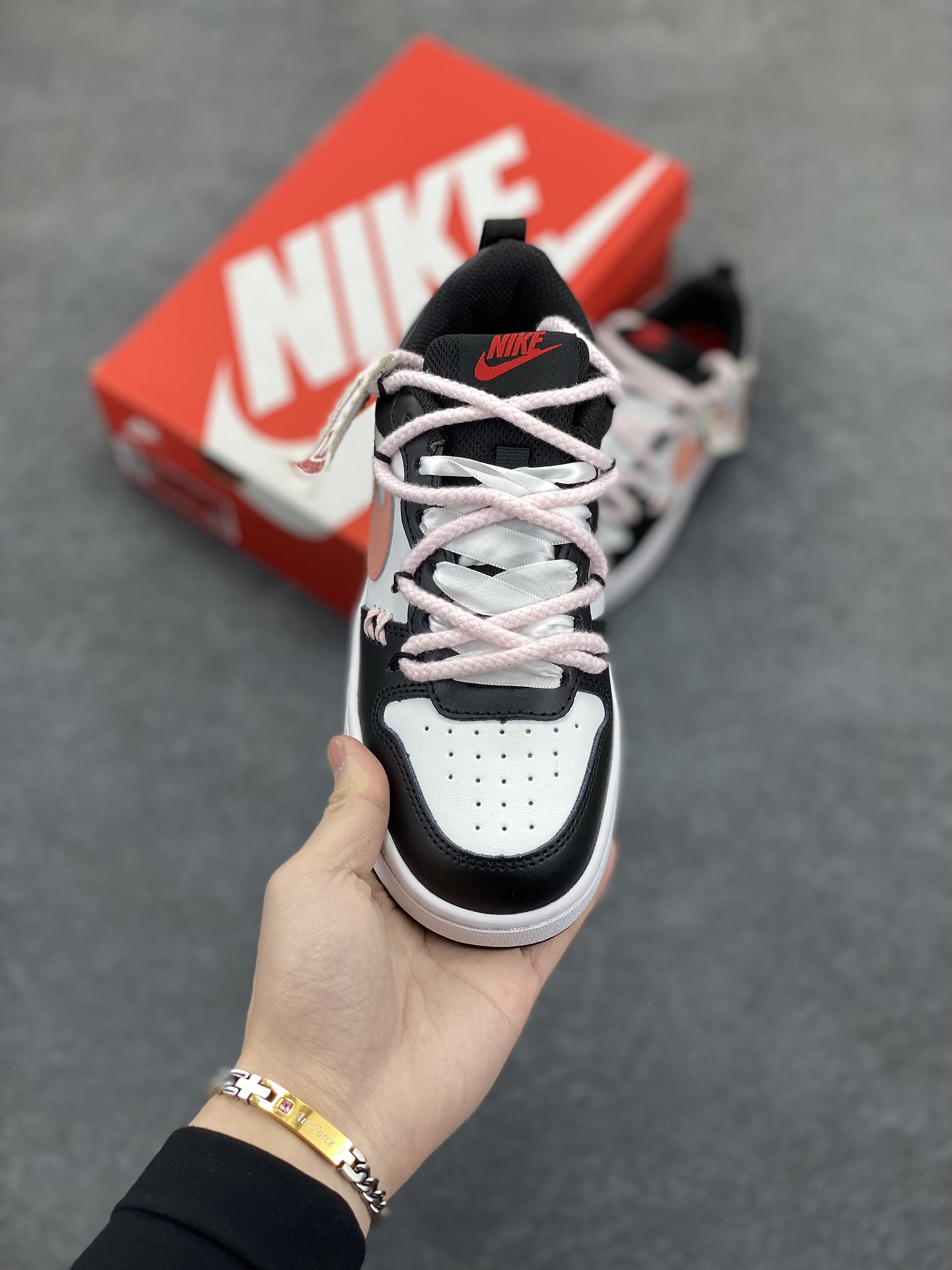 图片[2]-Nike Court Borough Low 低帮百搭透气休闲运动板鞋男女鞋 经典耐用的设计，兼顾舒适脚感和出众风范，演绎匠心之作。结构性的支撑贴合感结合复古篮球设计，塑就场外全明星风范。 货号：DV5456-104 尺码：36 36.5 37.5 38 38.5 39 40-选品中心