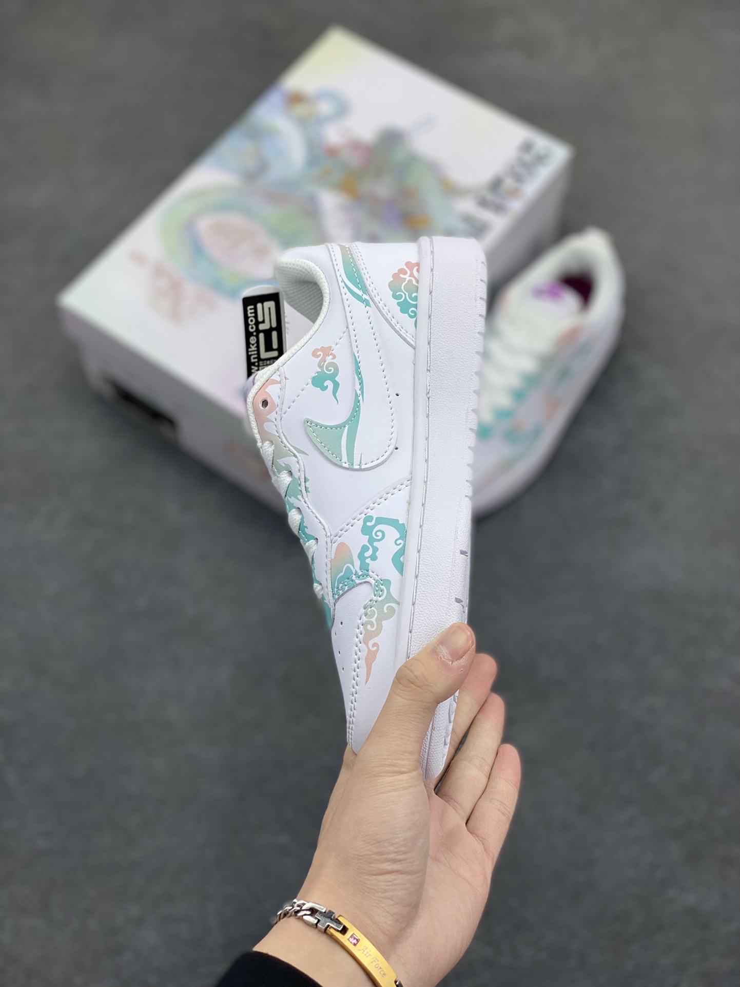 图片[3]-Nike Court Borough Low 低帮百搭透气休闲运动板鞋男女鞋 经典耐用的设计，兼顾舒适脚感和出众风范，演绎匠心之作。结构性的支撑贴合感结合复古篮球设计，塑就场外全明星风范。 货号：DQ5979-100 尺码：36 36.5 37.5 38 38.5 39 40 40.5 41 42 42.5 43 44-选品中心