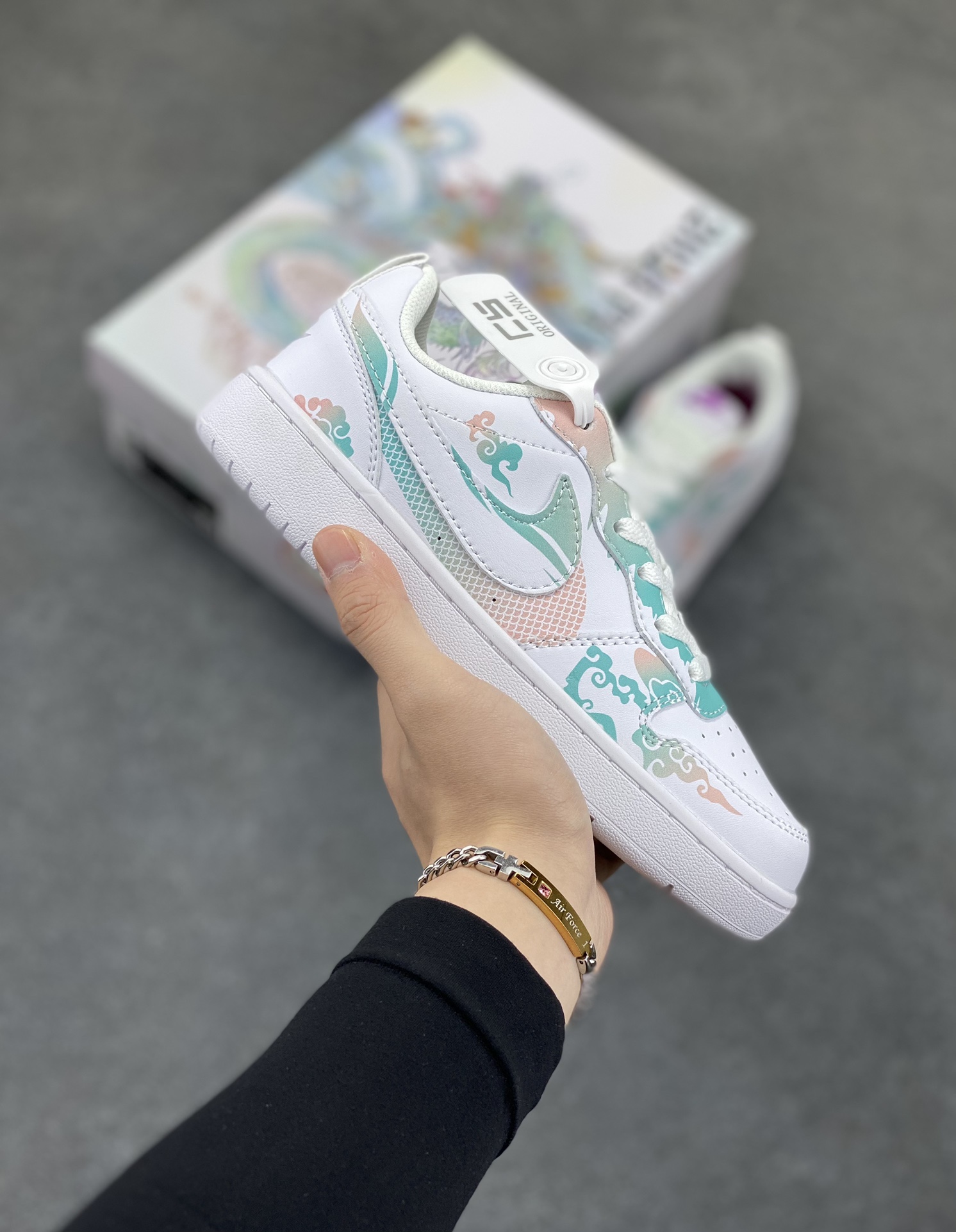 Nike Court Borough Low 低帮百搭透气休闲运动板鞋男女鞋 经典耐用的设计,兼顾舒适脚感和出众风范,演绎匠心之作。结构性的支撑贴合感结合复古篮球设计,塑就场外全明星风范。 货号:DQ5979-100 尺码:36 36.5 37.5 38 38.5 39 40 40.5 41 42 42.5 43 44-选品中心