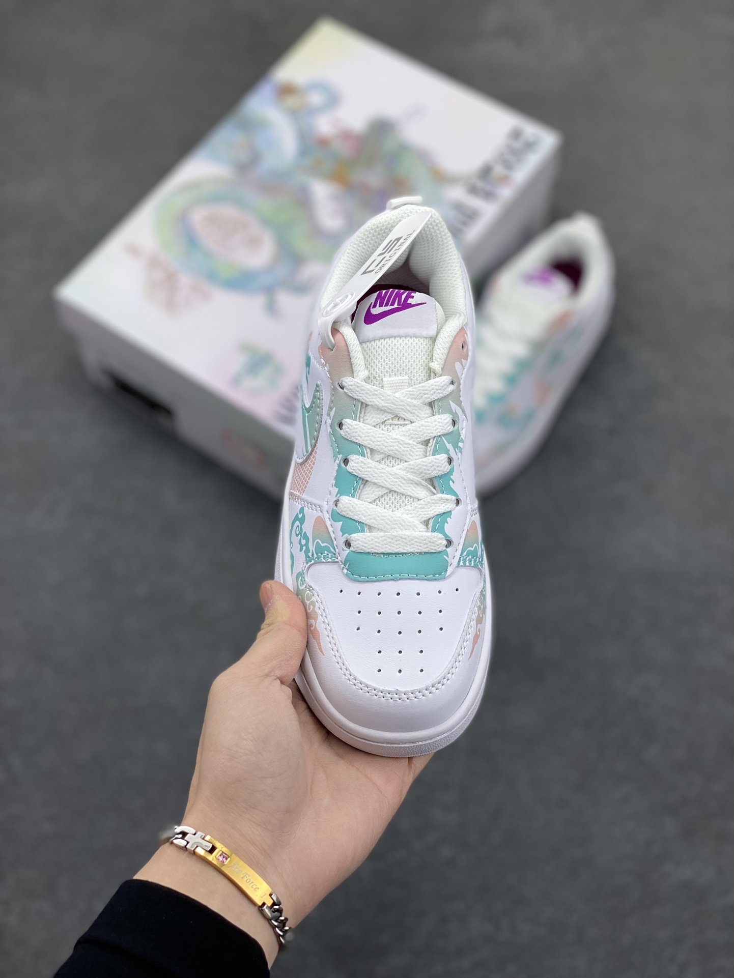 图片[2]-Nike Court Borough Low 低帮百搭透气休闲运动板鞋男女鞋 经典耐用的设计，兼顾舒适脚感和出众风范，演绎匠心之作。结构性的支撑贴合感结合复古篮球设计，塑就场外全明星风范。 货号：DQ5979-100 尺码：36 36.5 37.5 38 38.5 39 40 40.5 41 42 42.5 43 44-选品中心