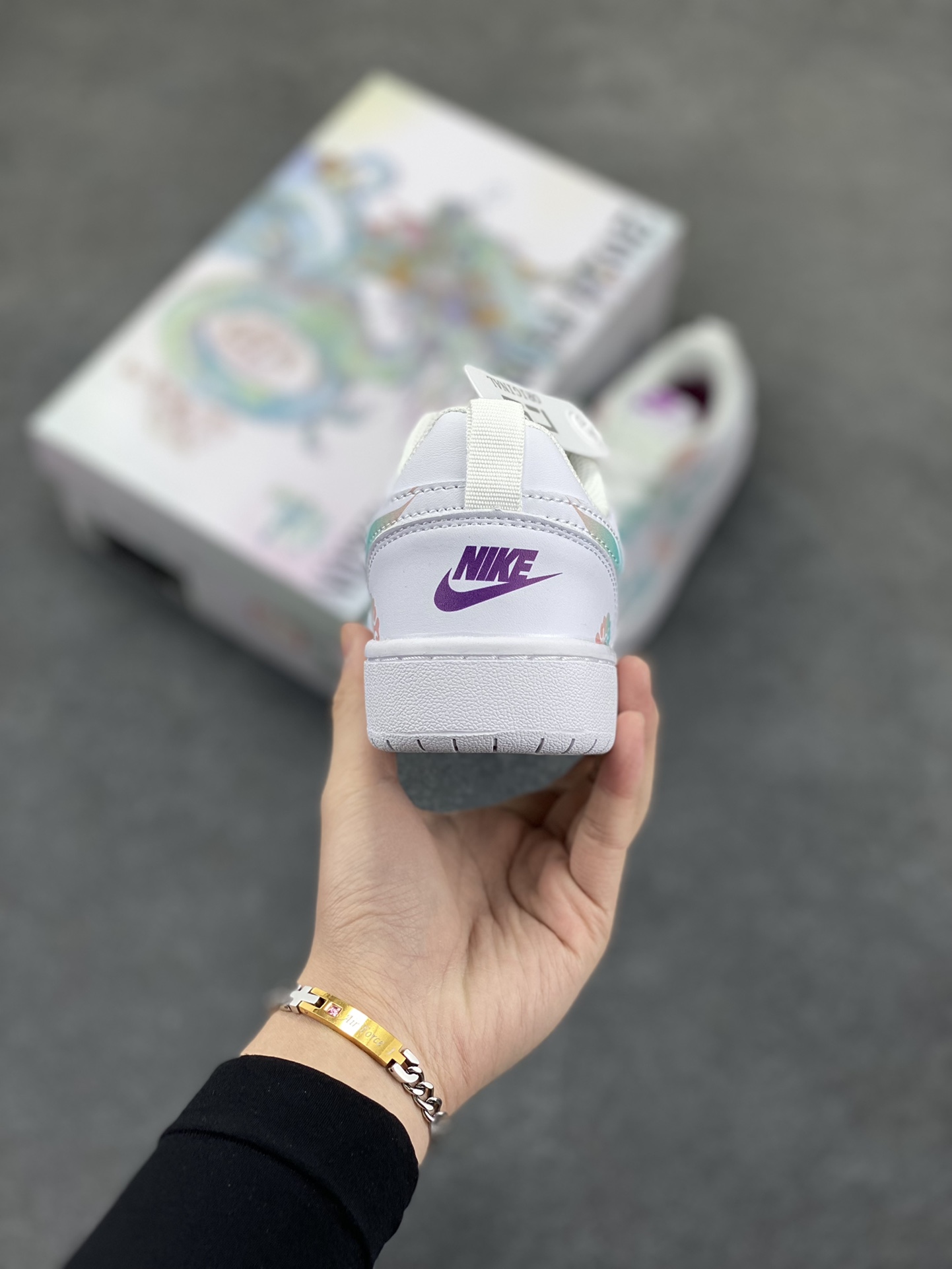 图片[4]-Nike Court Borough Low 低帮百搭透气休闲运动板鞋男女鞋 经典耐用的设计，兼顾舒适脚感和出众风范，演绎匠心之作。结构性的支撑贴合感结合复古篮球设计，塑就场外全明星风范。 货号：DQ5979-100 尺码：36 36.5 37.5 38 38.5 39 40 40.5 41 42 42.5 43 44-选品中心