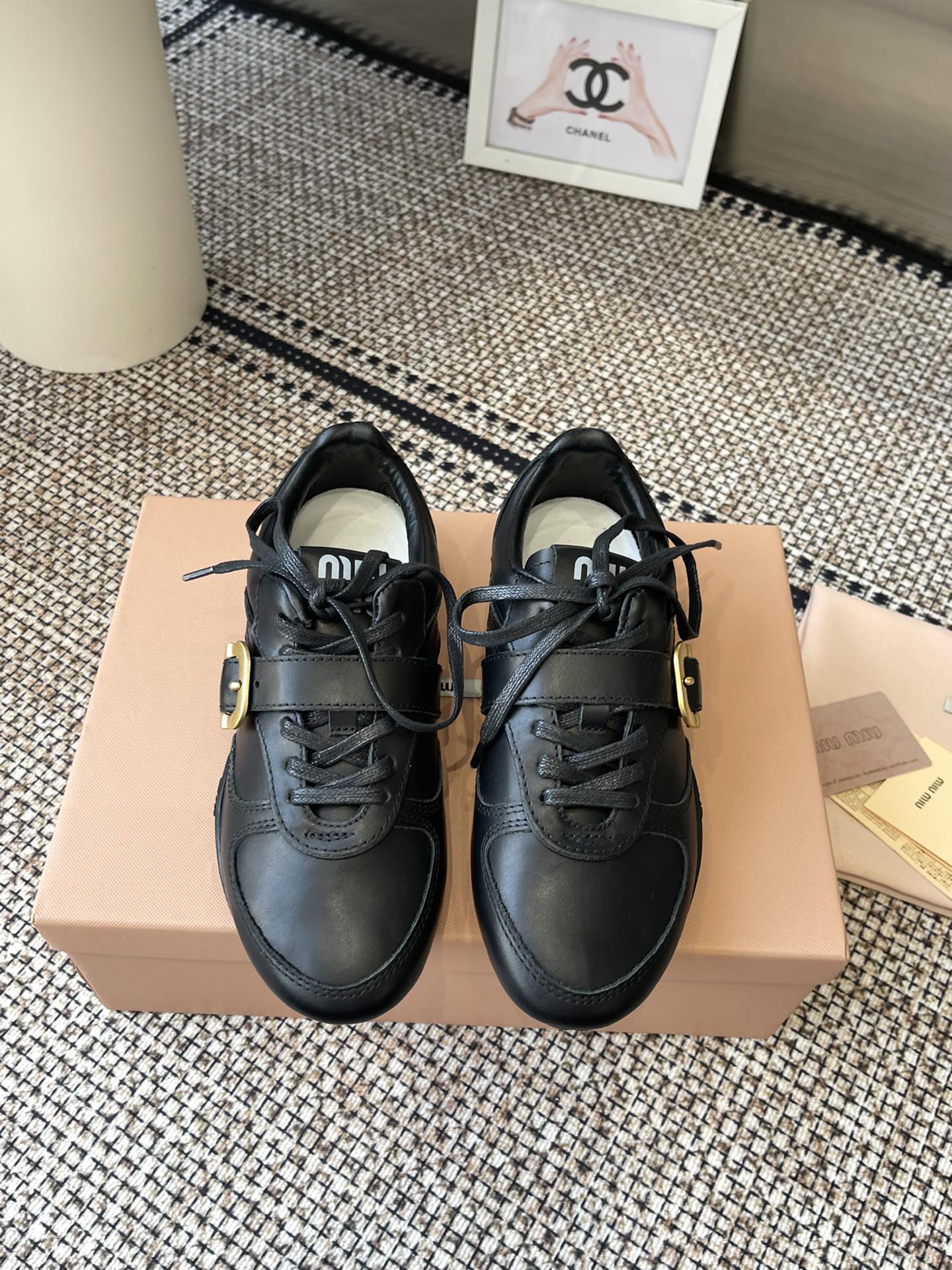 NO:723320,MiuMiu Miu Miu 25ss early spring catwalk new model, retro casual moral training shoes, sports shoes, original top replica counters are on sale at the same time in spring and summer catwalk new model, fashionable and versatile, can be salty or sweet, does not wear your feet at all, whether worn barefoot or with socks, super age-reducing, super invincible and versatile. Upper, custom imported cowhide, lining, sheepskin, sole, original rubber outsole, size 35-39 (40)  Customized), casual shoes/sports shoes, miumiu, sneakers, cowhide, sheepskin, socks19860909MiuMiu 缪缪 25ss早春走秀新款 复古休闲德训鞋 运动鞋 原版顶级复刻专柜同步发售春夏走秀新款时髦百搭 即可咸又可甜 一点也不磨脚 无论光脚穿还是搭配袜子穿都超级减龄 超级无敌百搭 鞋面 定制进口牛皮 内里垫脚羊皮 鞋底原版橡胶大底 码数35-39（40 定做）,休闲鞋/运动鞋,miumiu,sneakers,cowhide,sheepskin,socks,Women's Shoes