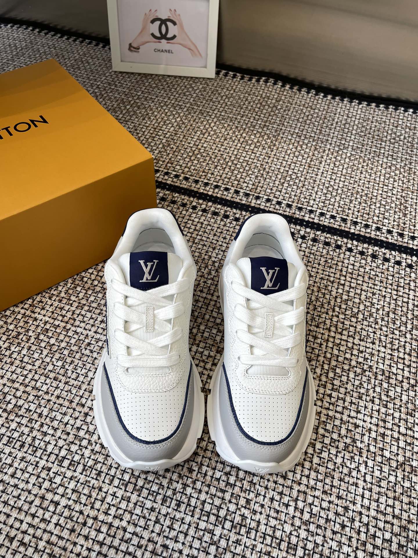 NO:266178,LV new Classic series 2025 new sports and casual shoes This sneaker debuted in the 2025 autumn and winter men's series. It is designed with smooth cowhide leather and can easily incorporate various shapes. Attention LV letters marked on the side of the shoe. Light rubber outsole embellished with Vuitton logo. Extremely comfortable and good footwork. Must-have items for casual wear. Number of 35-45. Casual shoes/sports shoes. christian louboutin, louis vuitton, sneakers, cowhide19860909LV 新款Classic系列 2025年新款运动休闲鞋 这款运动鞋于 2025 秋冬男士系列初次亮相 以光滑牛皮革塑造考究设计 可轻松融入各式造型 瞩目 LV 字母标注鞋侧 轻盈橡胶外底点缀 Vuitton 标识 舒适度超高 上脚效果很好 休闲穿搭必备单品码数35-45,休闲鞋/运动鞋,christian louboutin,louis vuitton,sneakers,cowhide,Women's Shoes