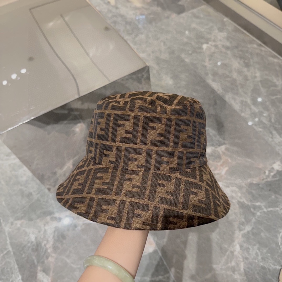 FENDI 芬迪 老花字母渔夫帽，FD的老花渔夫帽真的很洋气，超火爆的2024早春渔夫帽，看到收的爆款 