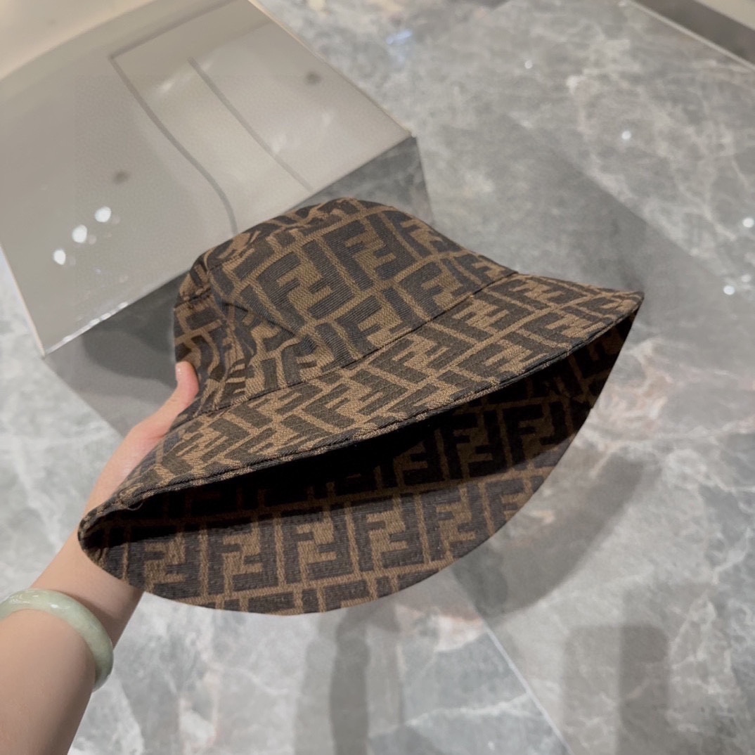 FENDI 芬迪 老花字母渔夫帽，FD的老花渔夫帽真的很洋气，超火爆的2024早春渔夫帽，看到收的爆款 
