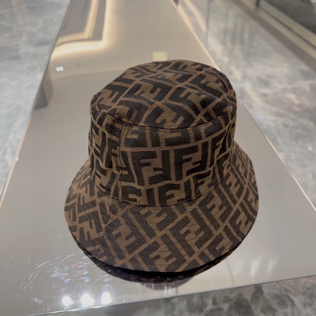 FENDI 芬迪 老花字母渔夫帽，FD的老花渔夫帽真的很洋气，超火爆的2024早春渔夫帽，看到收的爆款 